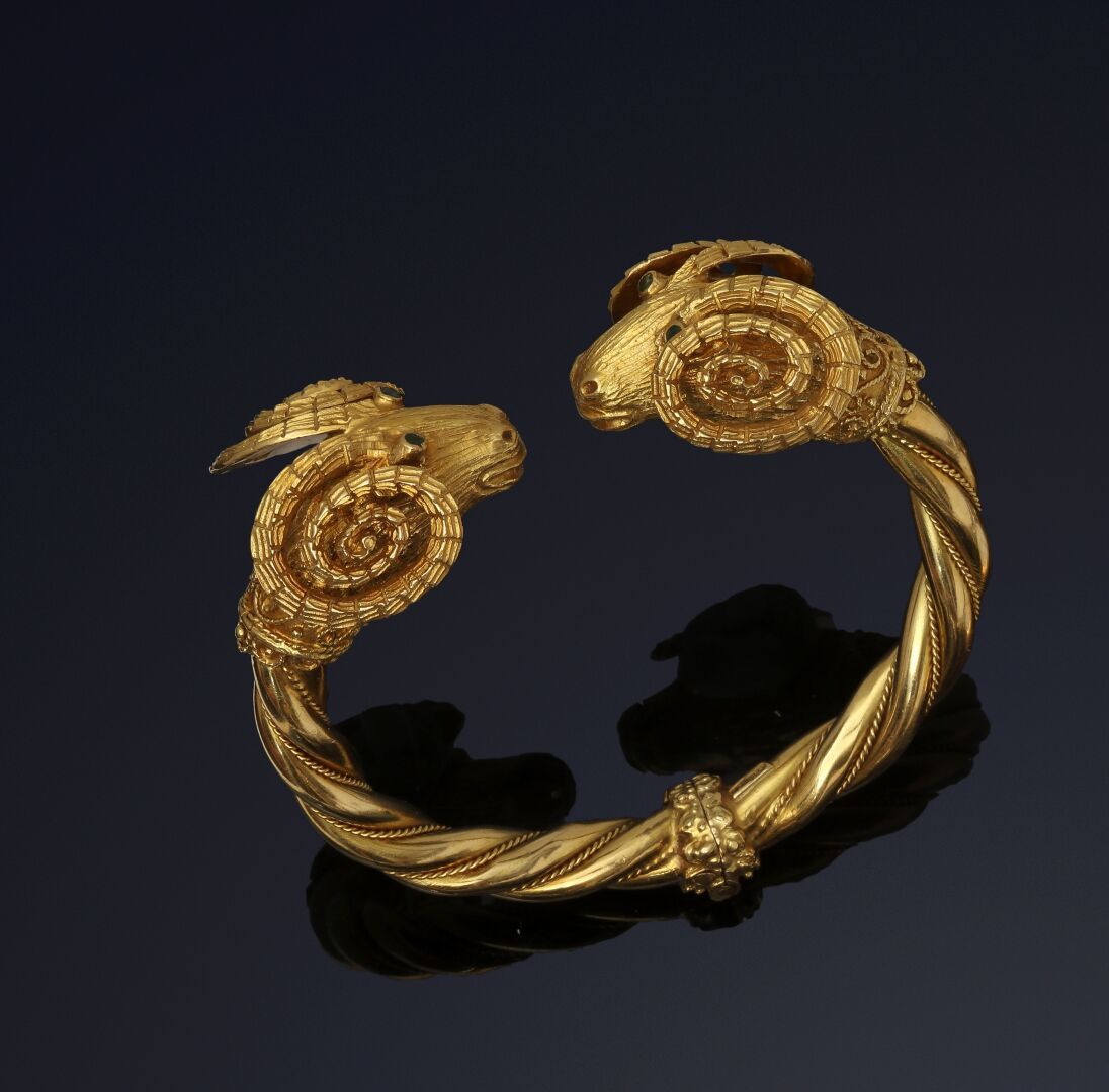 Null Rigid opening bracelet in yellow gold decorated with two rams' heads on a t&hellip;