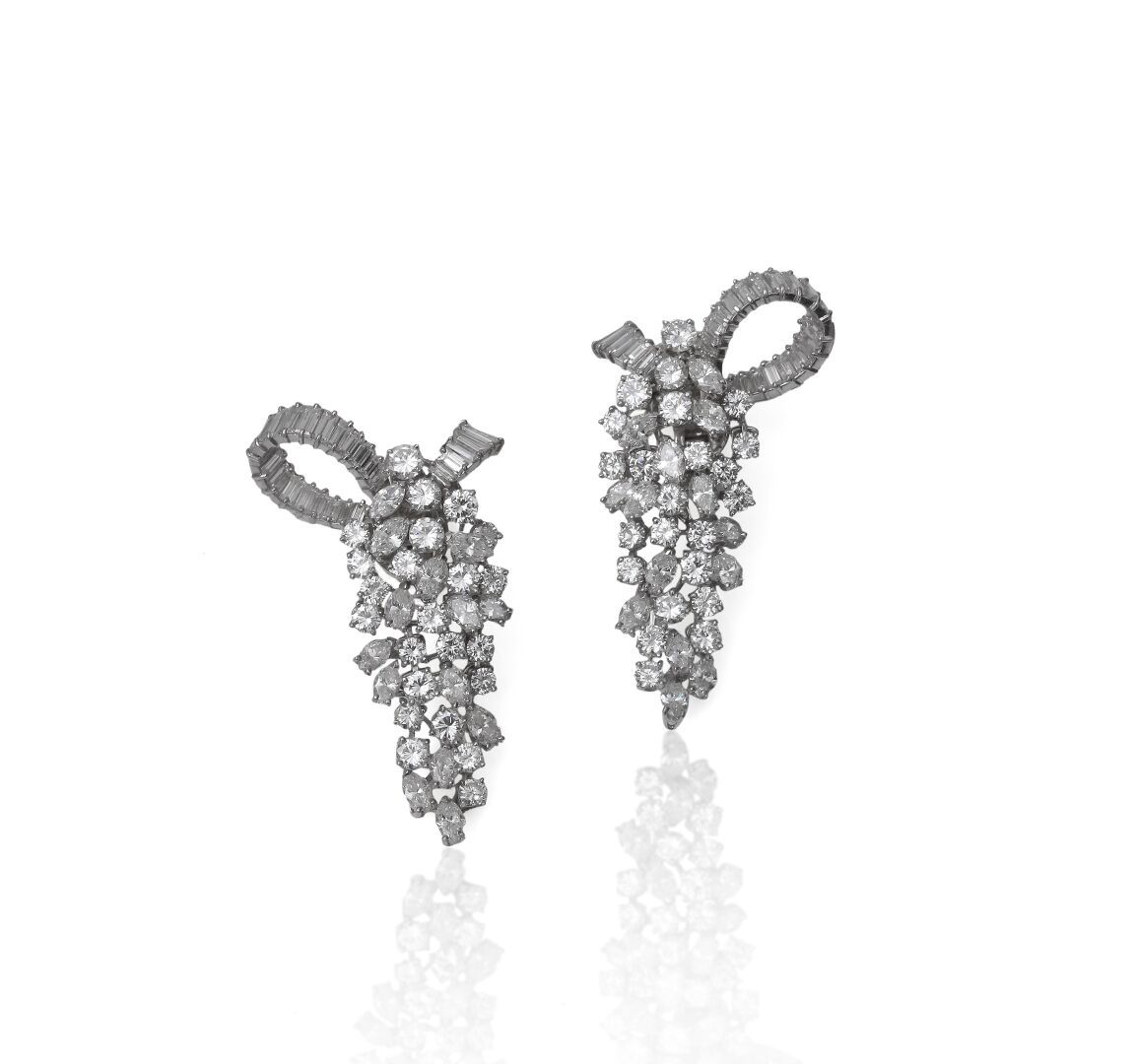 Null Paire de pendants d'oreilles en forme de grappes articulées pavées de brill&hellip;