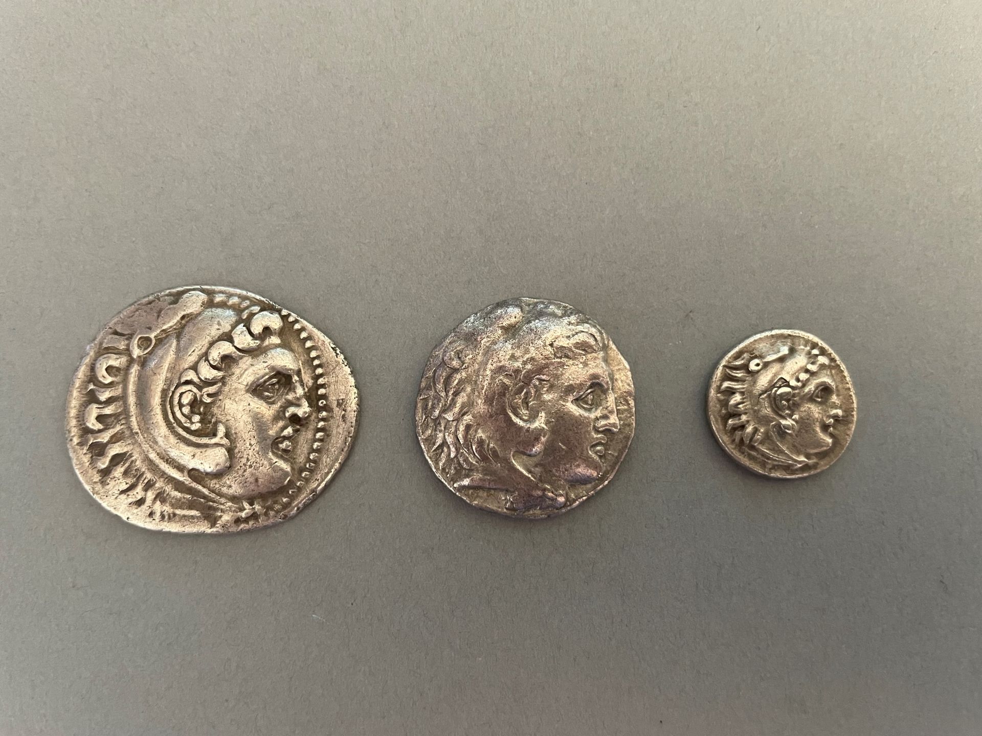 Null 马其顿-亚历山大三世（或以亚历山大的名义）。
拍品包括2枚四铢钱和1枚德拉克马。
常规磨损，划痕。非常好到非常好