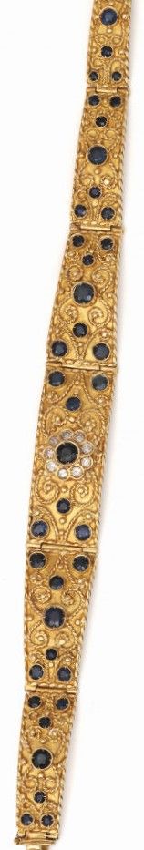 Null 铰链式黄金丝带手镯，丝线设计和蓝宝石，其中一颗在中间，周围有8/8钻石、
被8/8钻石环绕。
重量 : 24 克。- 尺寸 : 16,3 cm