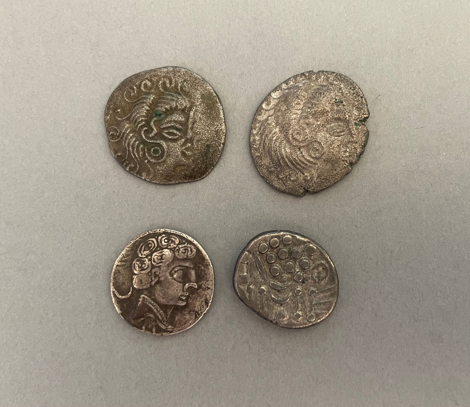 Null 高卢。
4枚银币：2枚Coriosolites staters，1枚西班牙德拉克马和1枚布列塔尼的Durotriges stater。
TTB