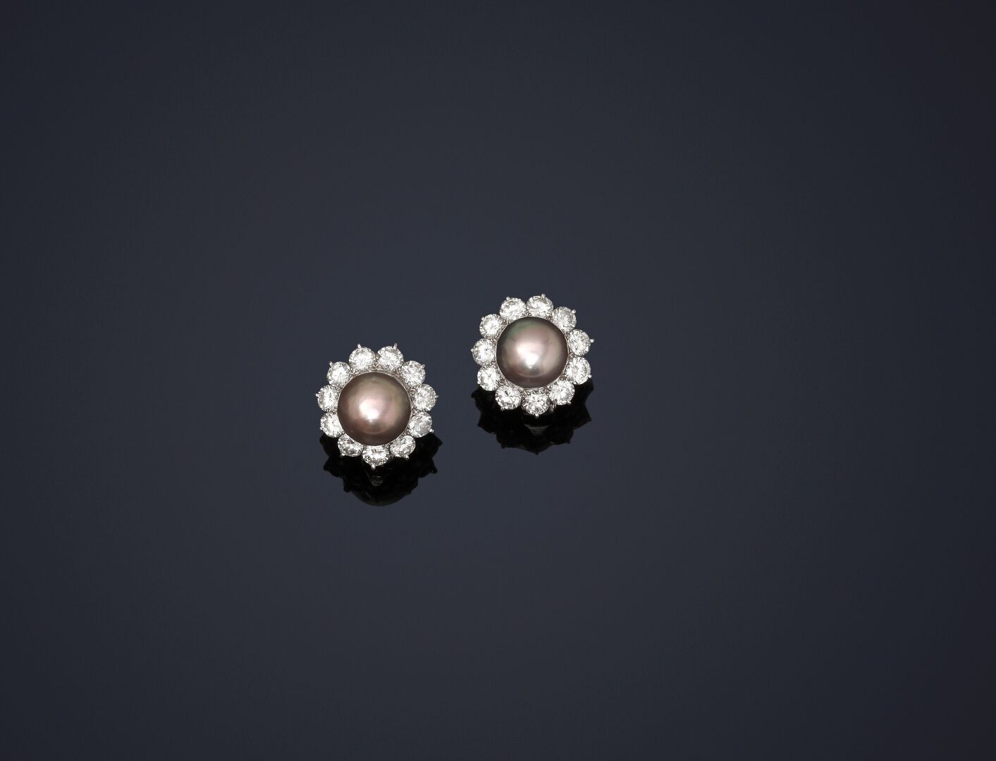 Null 一对镶有钻石的灰色珍珠的耳夹。
白金镶嵌。
法国制造（RS未鉴定）。
重量：10.5克 - ø珍珠：9.3和9.4毫米
附有LFG的证书，上面写着：
&hellip;
