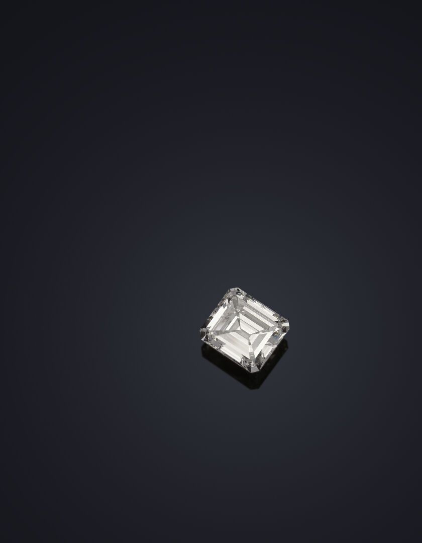 Null 镶有单颗祖母绿切割钻石的戒指。
白金镶有两颗长方形切割钻石。
长方形。
主钻石的重量：15.36克拉。
附有LFG证书，说明：：
颜色：H
净度 : &hellip;
