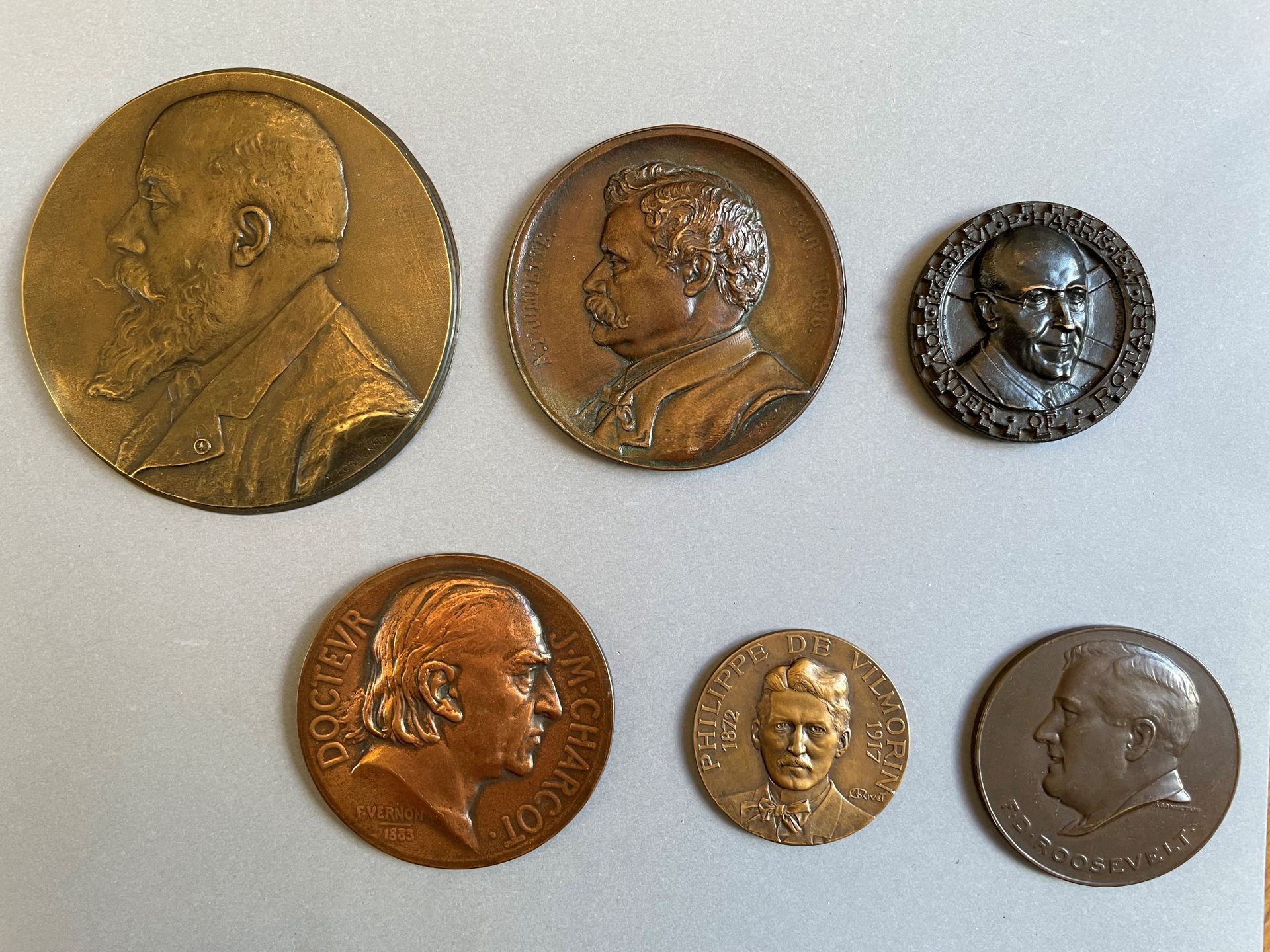 Null 医学和人物。 
Lot of 12 medals 20世纪