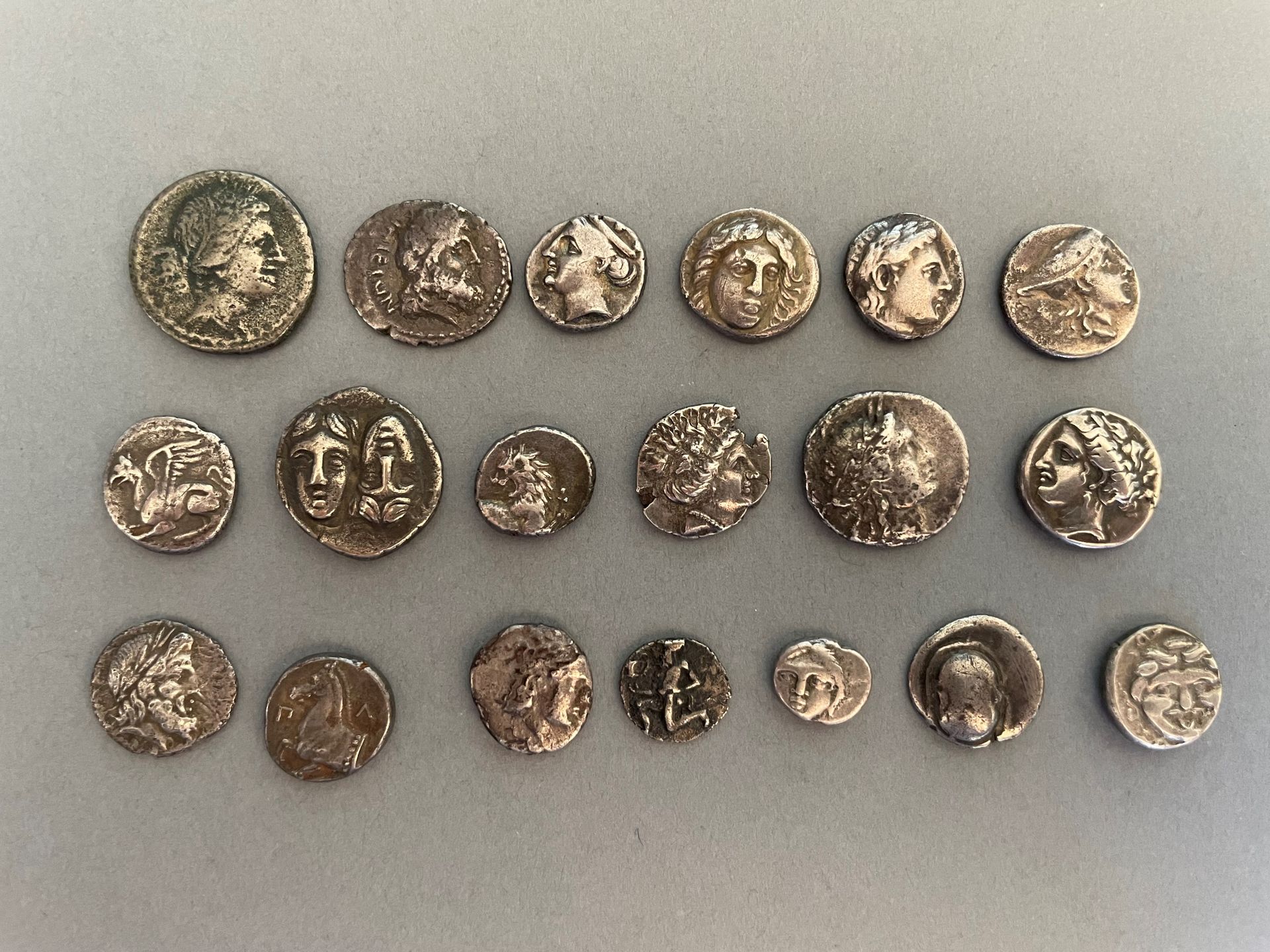Null Grèce.
Lot de 19 monnaies grecques divisionnaires (drachmes, tétroboles etc&hellip;