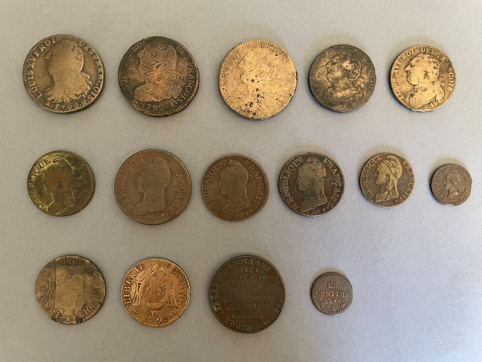 Null 法国 - 革命。
一批15枚铜币（12德尼、索尔、2索尔、5生丁）。
VG和TTB