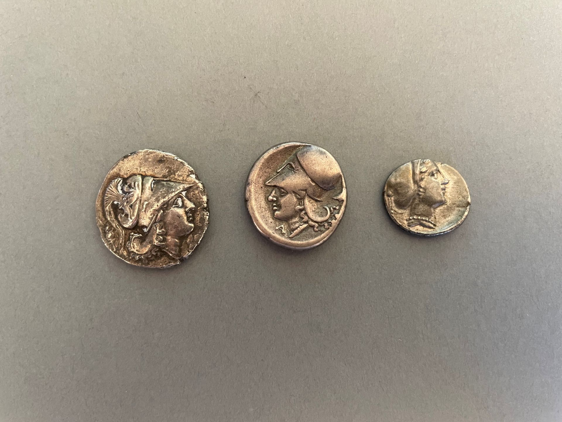 Null Corinthe.
Lot de 3 monnaies en argent : hémistatère et 2 statères.
TTB