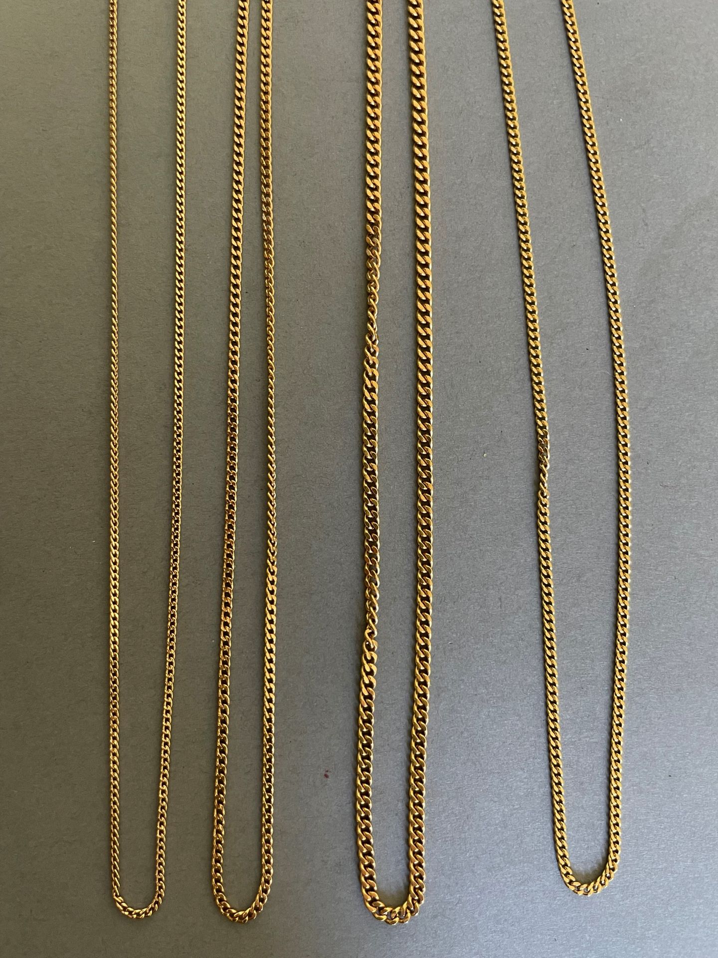 Null Lot of four neck chains in yellow gold.
- 14,6 g. - L. : 71 cm
- 4,7 g. - L&hellip;