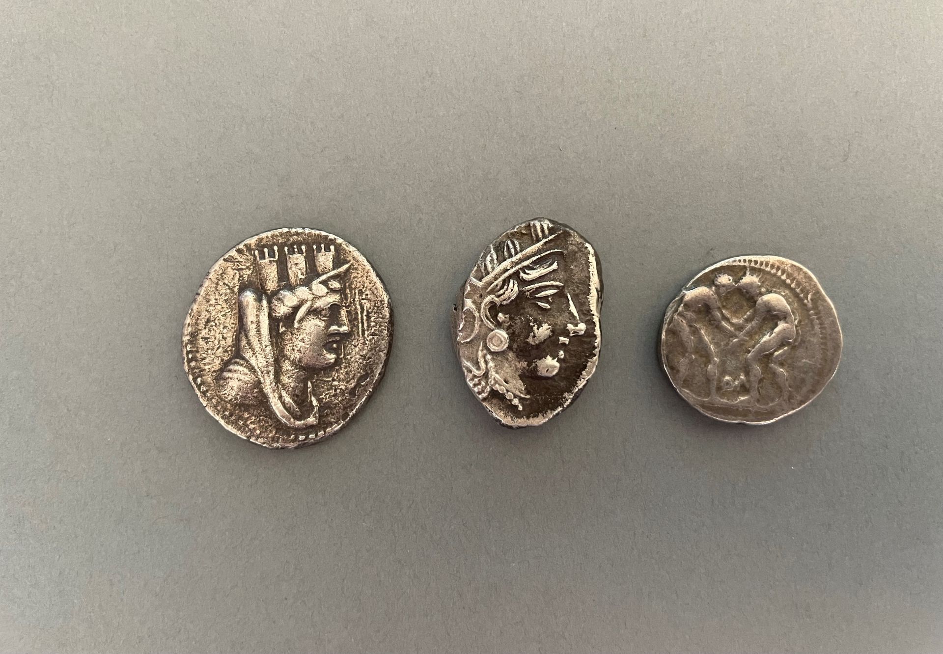 Null 希腊。
一批3枚希腊硬币：雅典的四克拉硬币，阿拉多斯的四克拉硬币和阿斯彭多斯的一枚硬币。
TTB