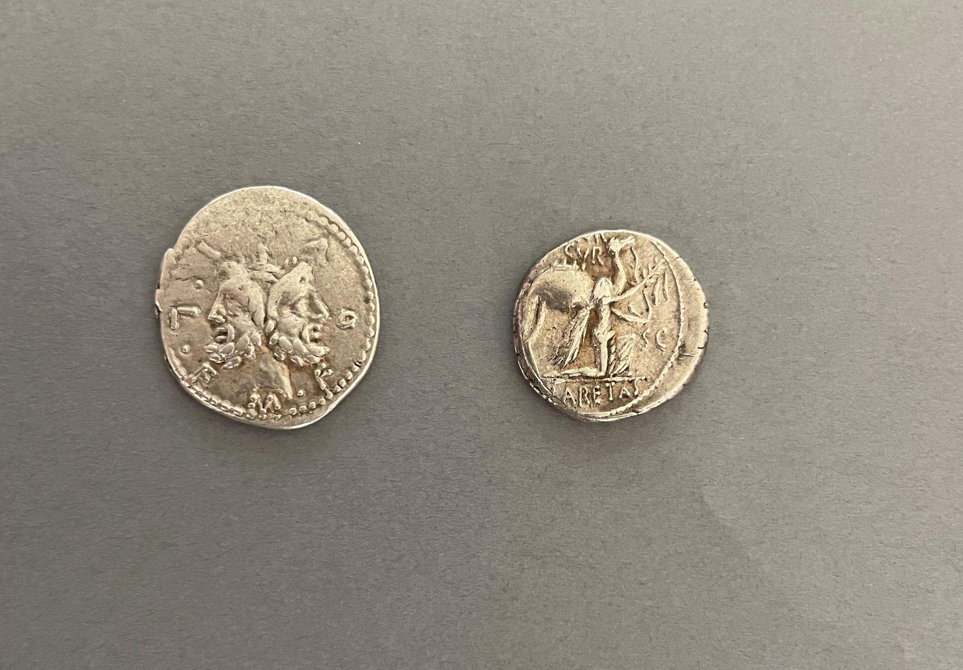 Null 罗马共和国-Scaurus和M. Furius。
一套2枚银币（RRC.422/1b和RRC.281/1）。
TTB