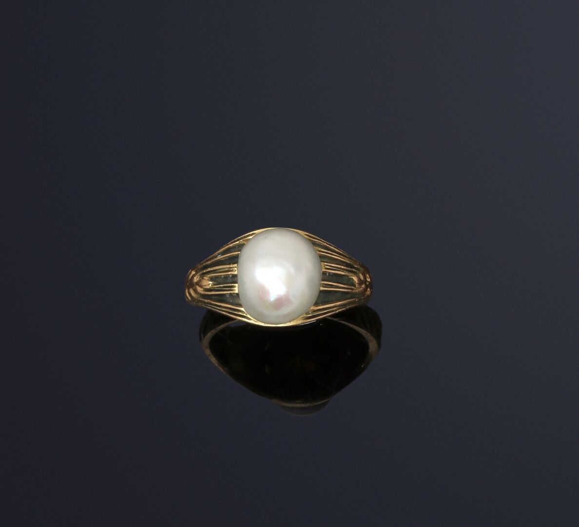 Null René LALIQUE (1860/1945) 
Bague ornée d'une perle (remplacée ?) entre deux &hellip;