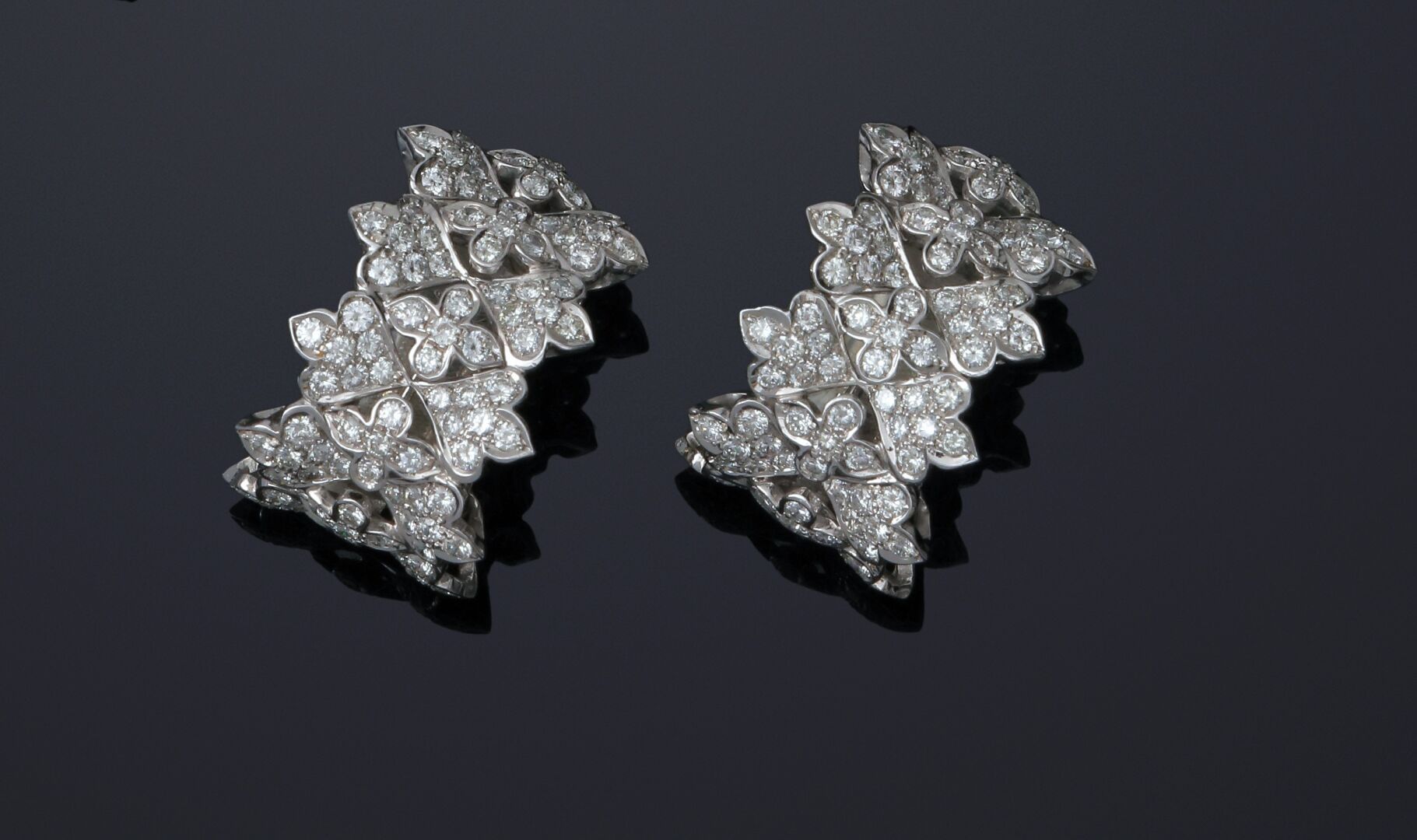 Null ADLER 
Pair of ribbon ear clips composed of flower-shaped motifs paved with&hellip;