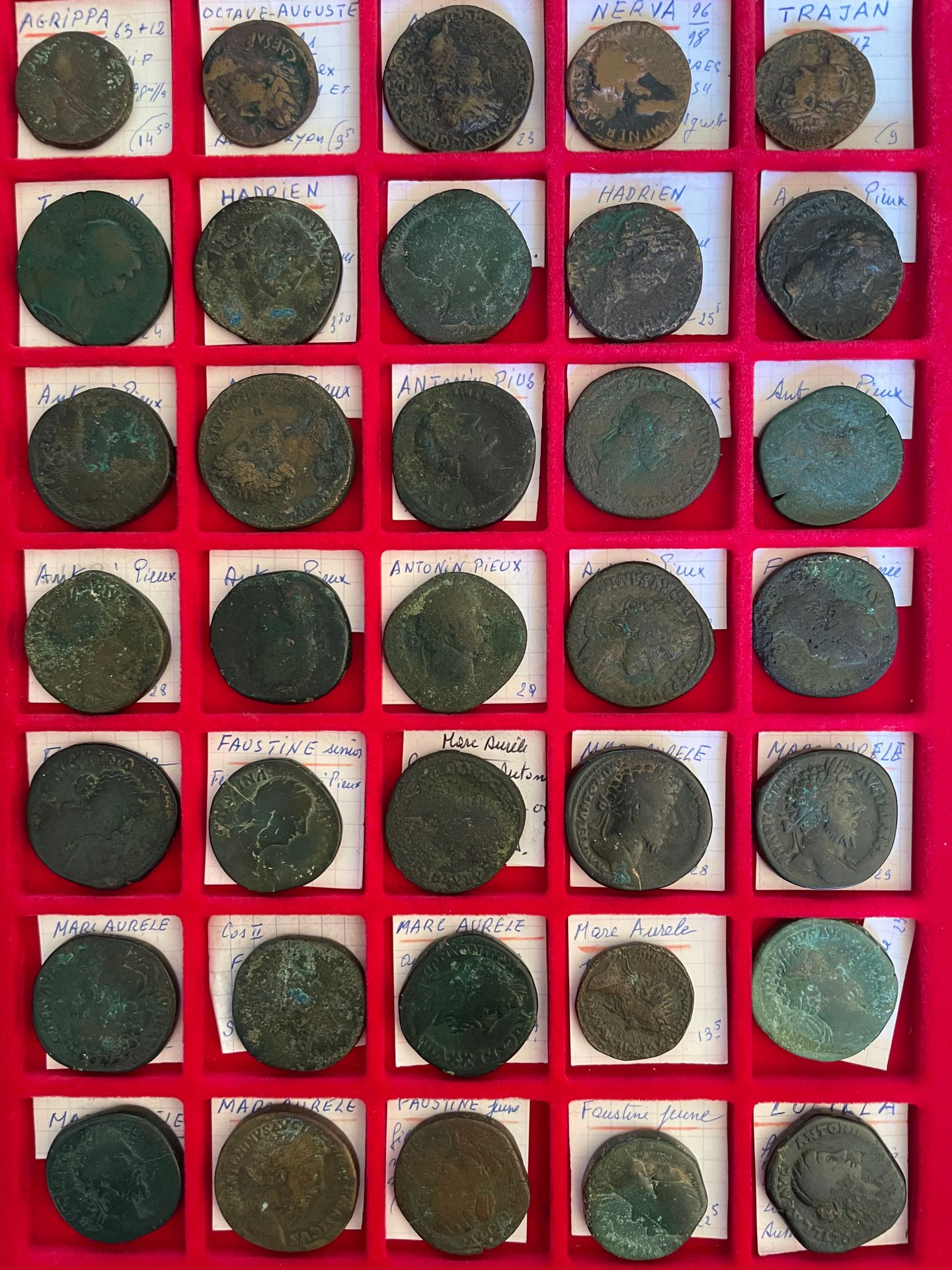 Null 罗马帝国。
托盘里有35枚罗马铜币：阿格里帕的王牌和屋大维的王牌以及从尼禄到卢西拉的各种塞斯特币。
棕色或绿色铜锈。B/TB