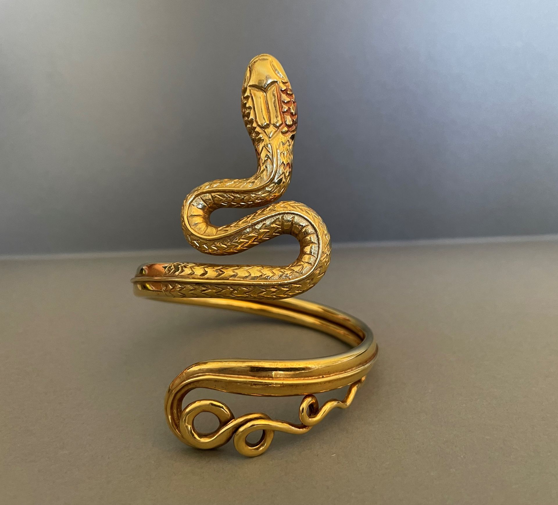 Null Bracelet en forme de serpent en or jaune.
Poids : 49,2 g. - TP : 16,5 cm en&hellip;