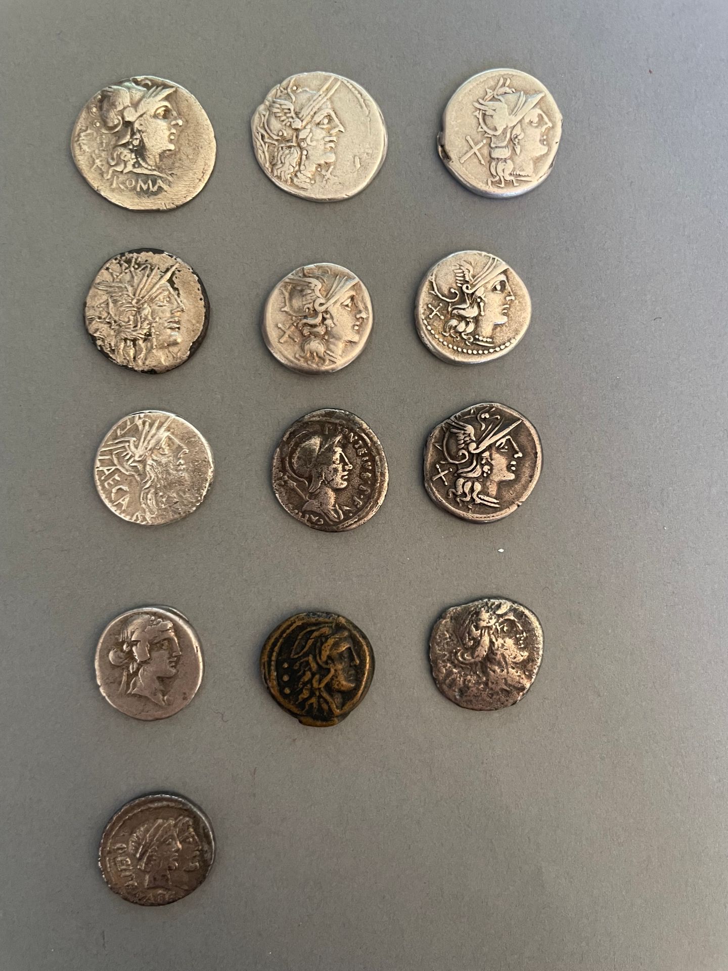 Null 罗马共和国。
本拍品共有12枚第纳尔，主要是Dioscuri，并附有1枚带有海格力斯头像的四角形硬币。
TTB