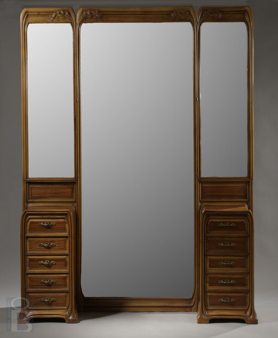 Null 路易-马约拉尔（1859-1926）
胡桃木和桃花心木饰面的 "Psyche"。
中央有一面全高的长方形镜子
两侧各有一面较小的长方形镜子
一个较小的&hellip;