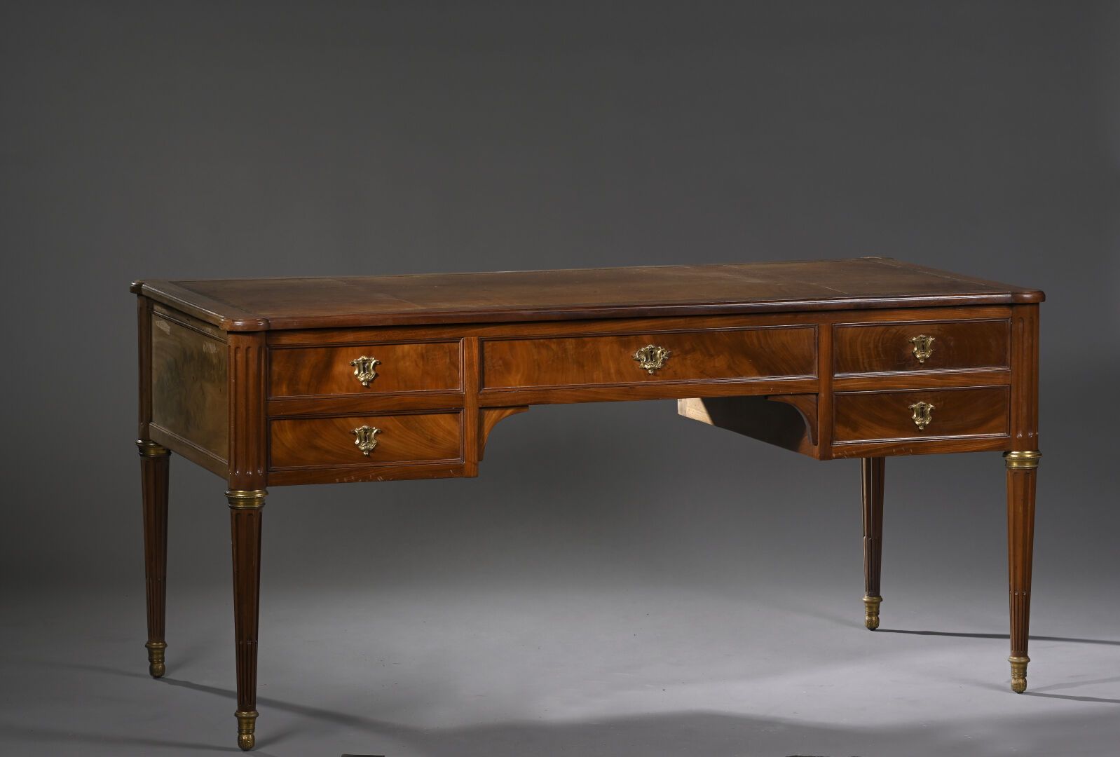 Null Mahogany and mahogany veneer flat desk; rectangular in shape, it opens with&hellip;