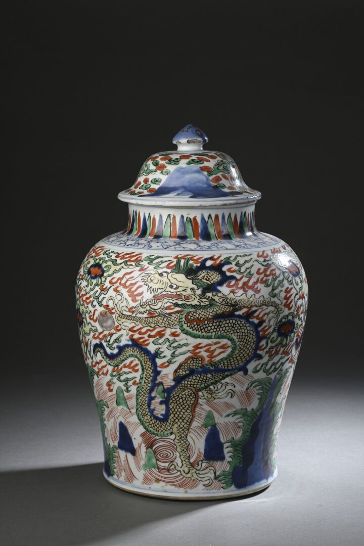 Null CHINE - Époque KANGXI (1662 - 1722)
Potiche balustre en porcelaine à décor &hellip;