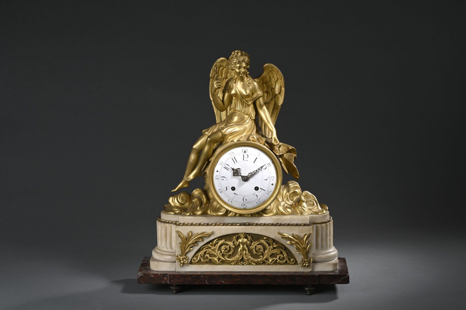 Null Reloj de sobremesa de mármol blanco y Griotte y bronce cincelado y dorado e&hellip;