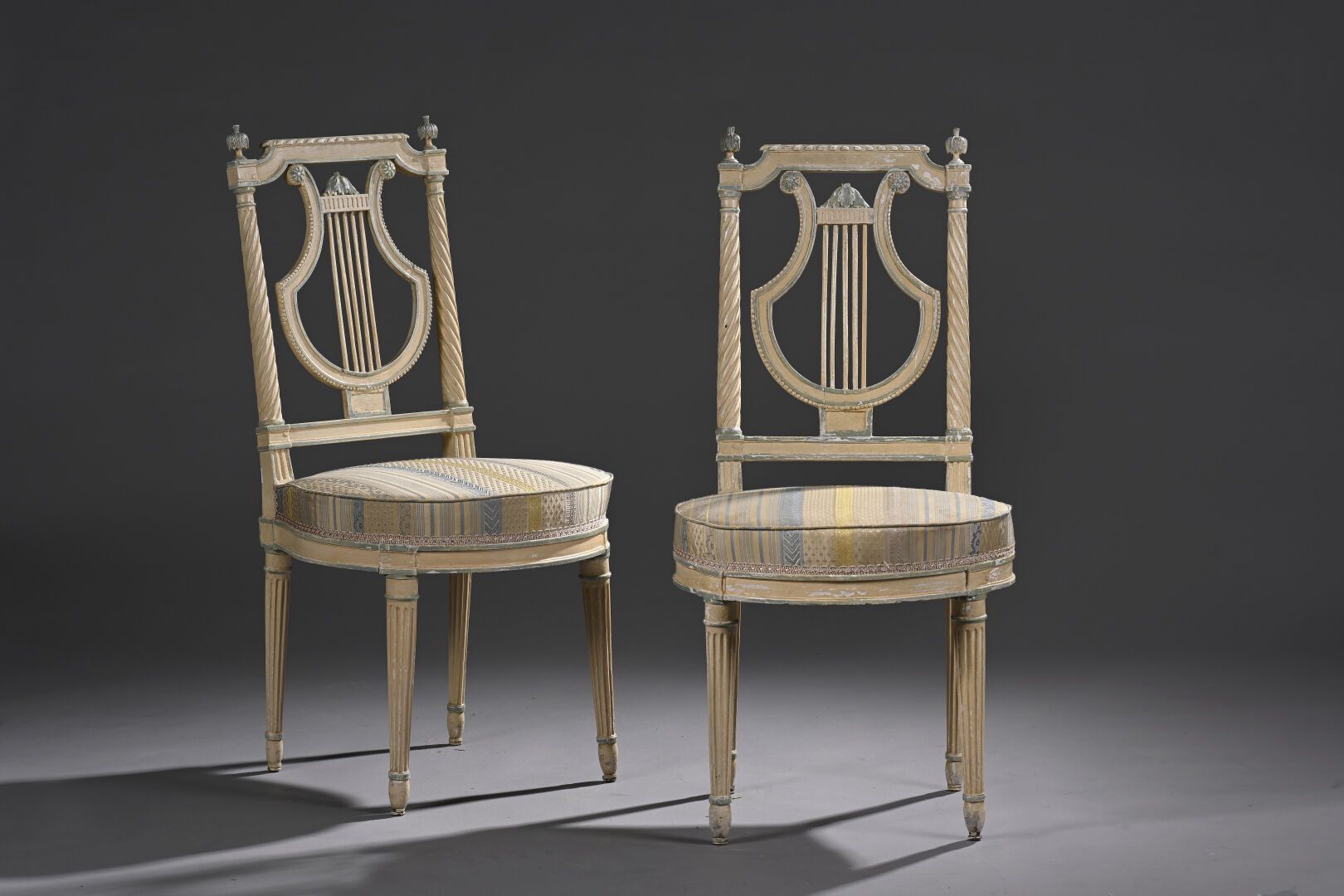 Null Pareja de sillas de haya moldeada, tallada, relacada en crema y retapizada &hellip;