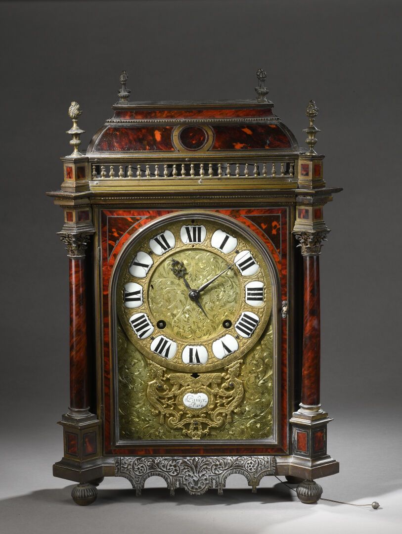 Null Red-tinted tortoiseshell and brass veneered clock; domed capital with fire &hellip;