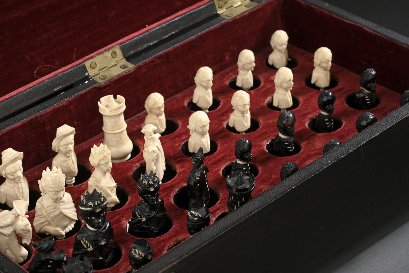 Null Jeu d'échecs avec 32 pièces en ivoire et ivoire teinté noir, sculpté en bus&hellip;
