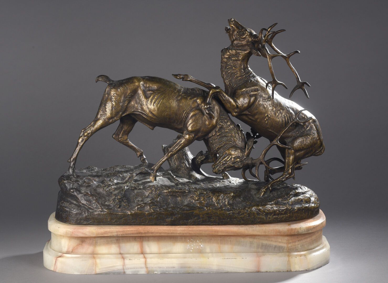 Null 克洛维斯-马松（1838-1913 年），后
描绘斗鹿的青铜群雕，鹿停在 "au naturel "底座上。 
署名 "C.Masson"，印有 "V&hellip;