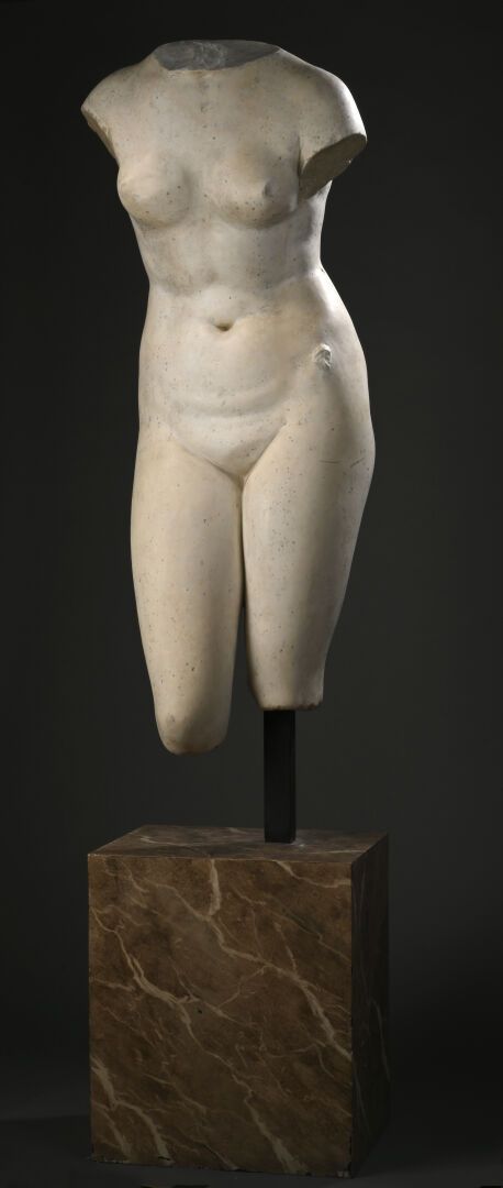 Null Grande statue acéphale représentant la déesse Vénus de type « Medicis » nue&hellip;