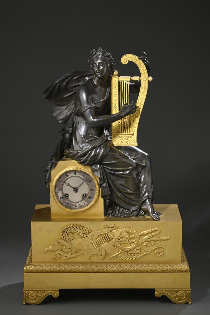 Null 这是座重要的乌木和棕色铜锈钟，长方形底座上有高浮雕乐器装饰，上面有一位坐在表盘上弹琴的女士。
修复时期。
磨损严重。
H.63 厘米