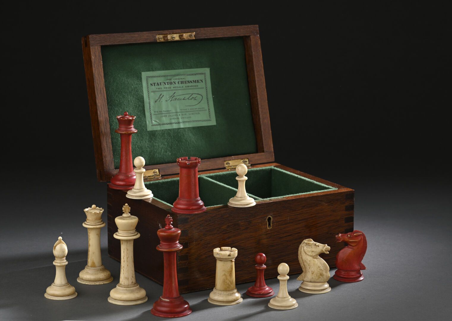 Null Set di scacchi con 32 pezzi in avorio e avorio tinto di rosso, torniti e in&hellip;