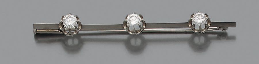 Null Broche ligne en platine (sup. À 850°/00) sertie de trois diamants ronds tai&hellip;