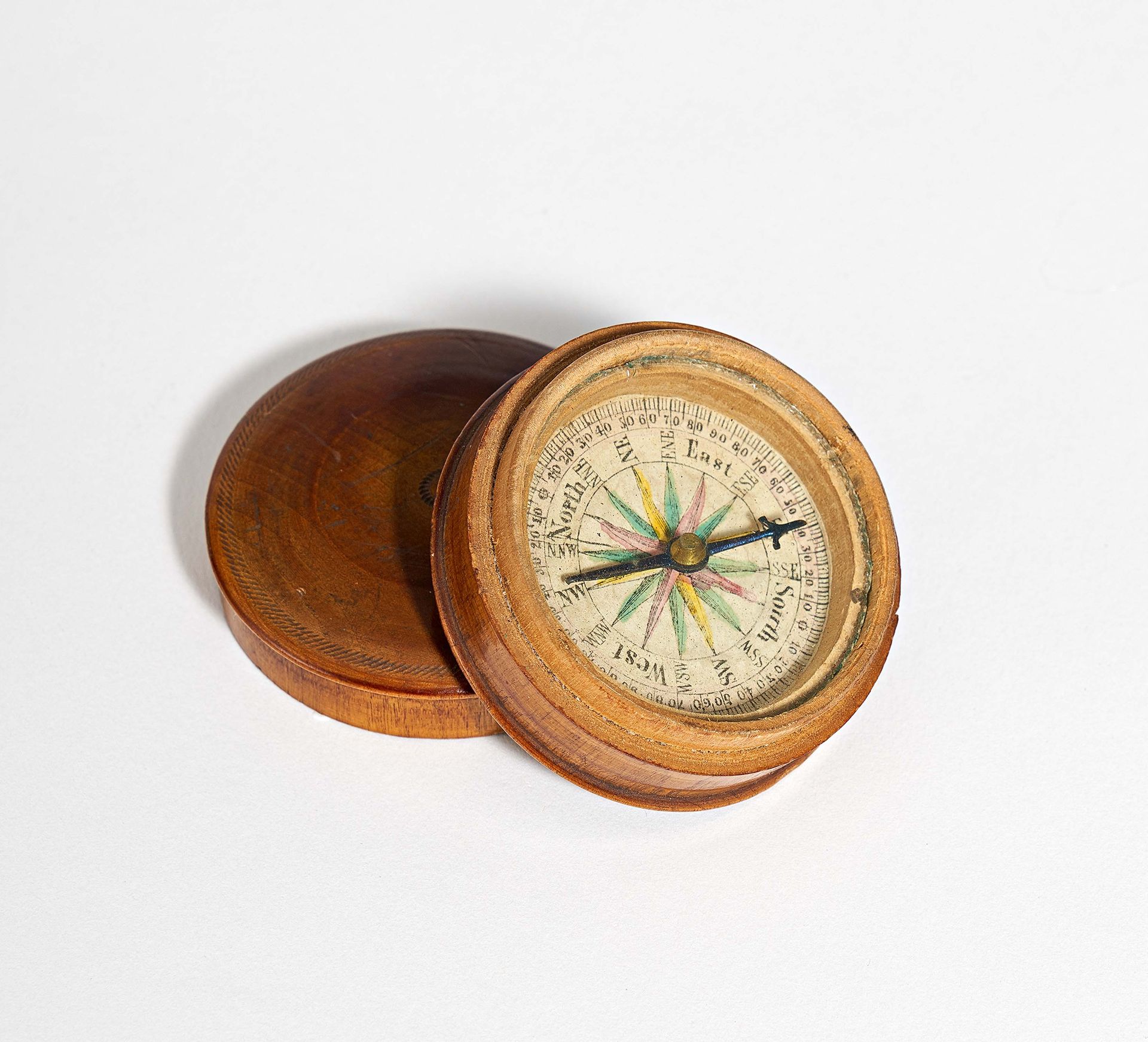 Wohl England 木匣中的小型袖珍指南针。 

Wohl英国。 
日期： 19世纪。
技术。 木，玻璃，纸，金属。
尺寸 ：高2.5，ø5cm。高2,5&hellip;