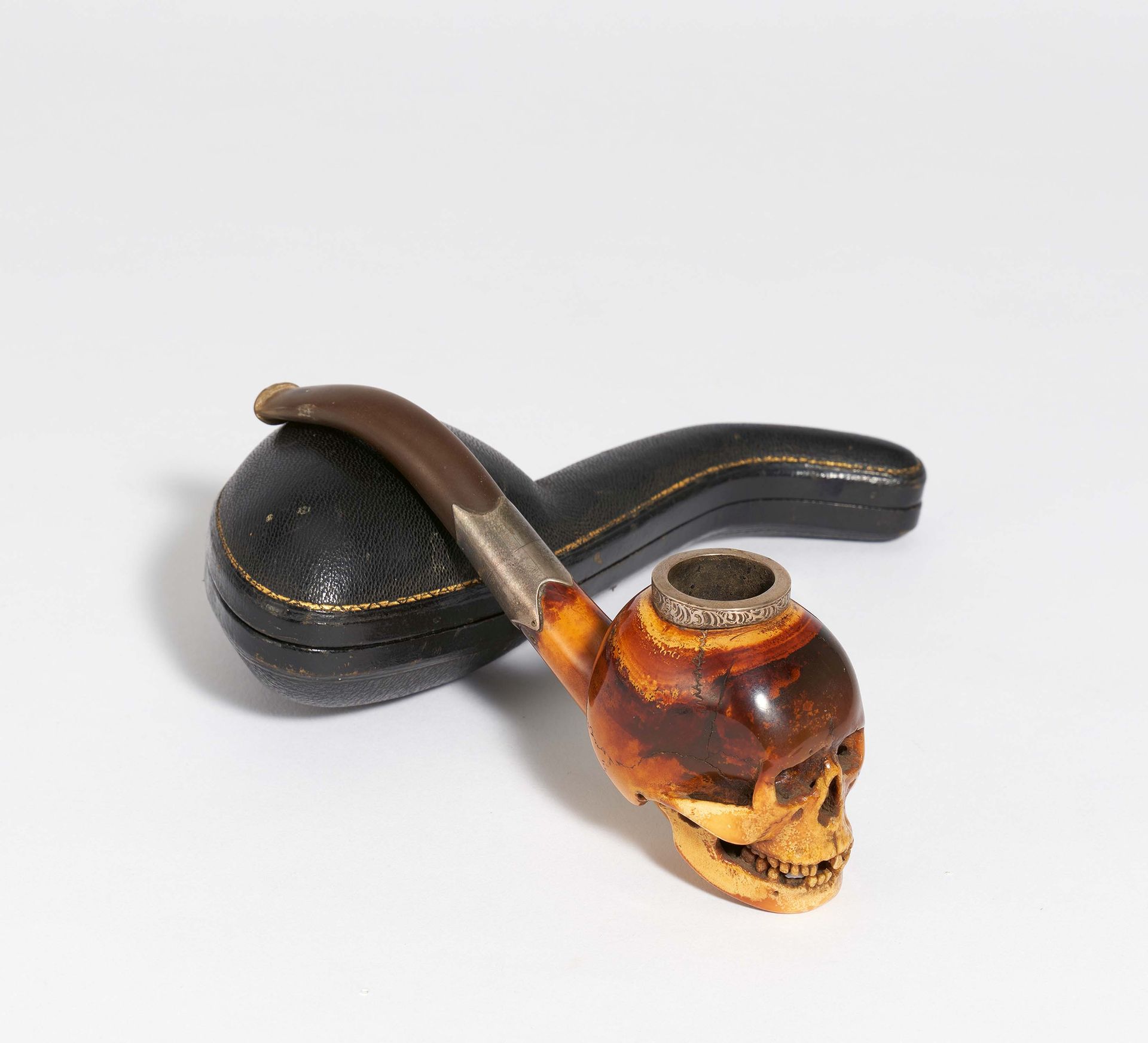 Null PIPE WITH SKULL IN CASE. 

Date: Presumbaly 19th century. 
Technique: Horn,&hellip;