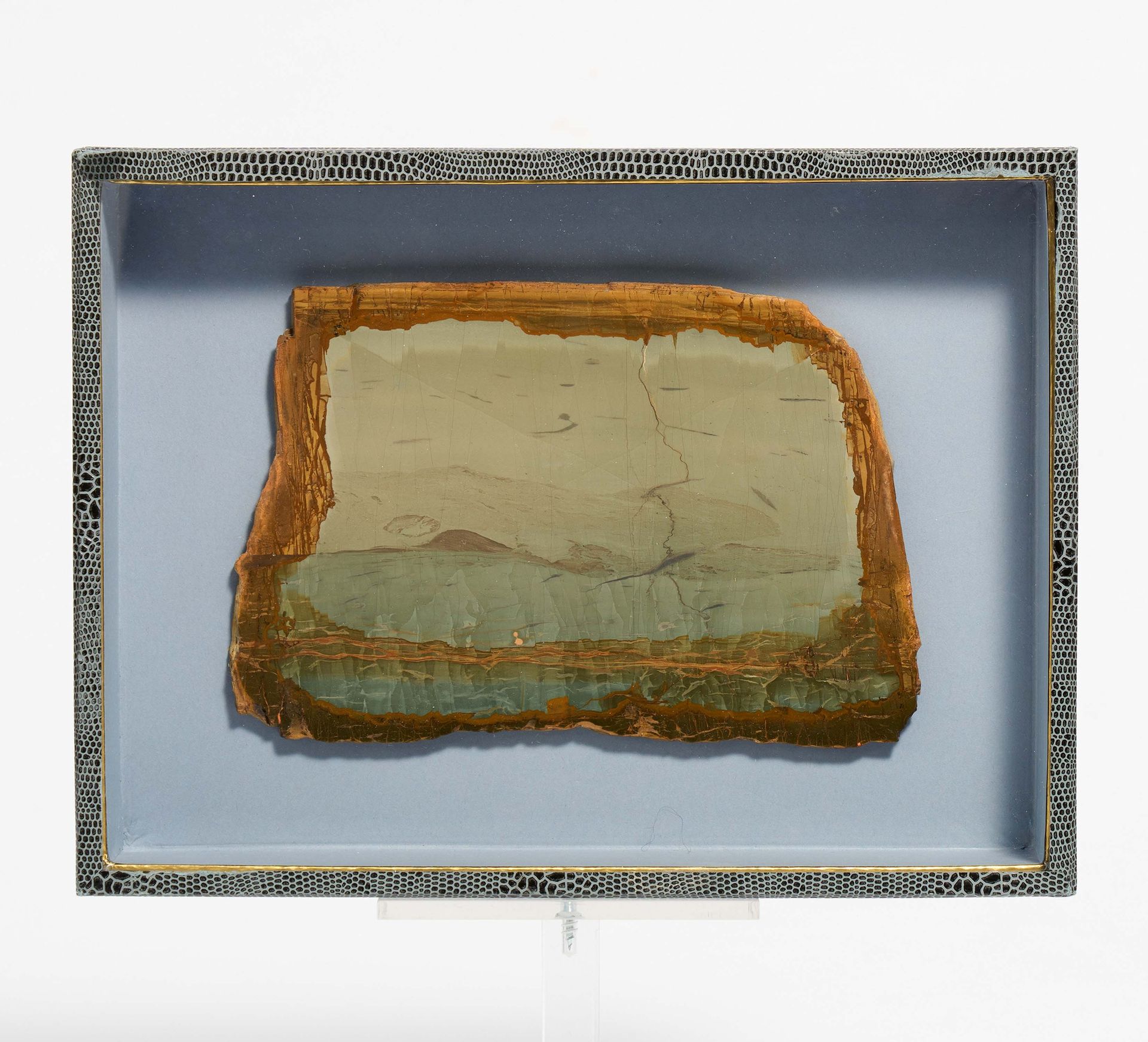 Null PLATE OF A LANDSCAPE AGATE IN DISPLAY CASKET. 

Technique: Achat, glass, ca&hellip;