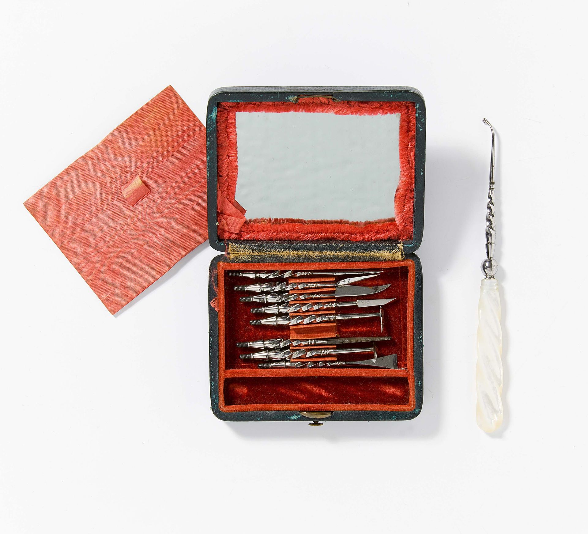 Null 

日期：小盒子里的牙科用具，带 镜子。约。1800年。
技术。 
测量 ：珍珠母柄，皮革，镜面玻璃等。棺材。2.5x10x7.5cm。
状况B。 
&hellip;