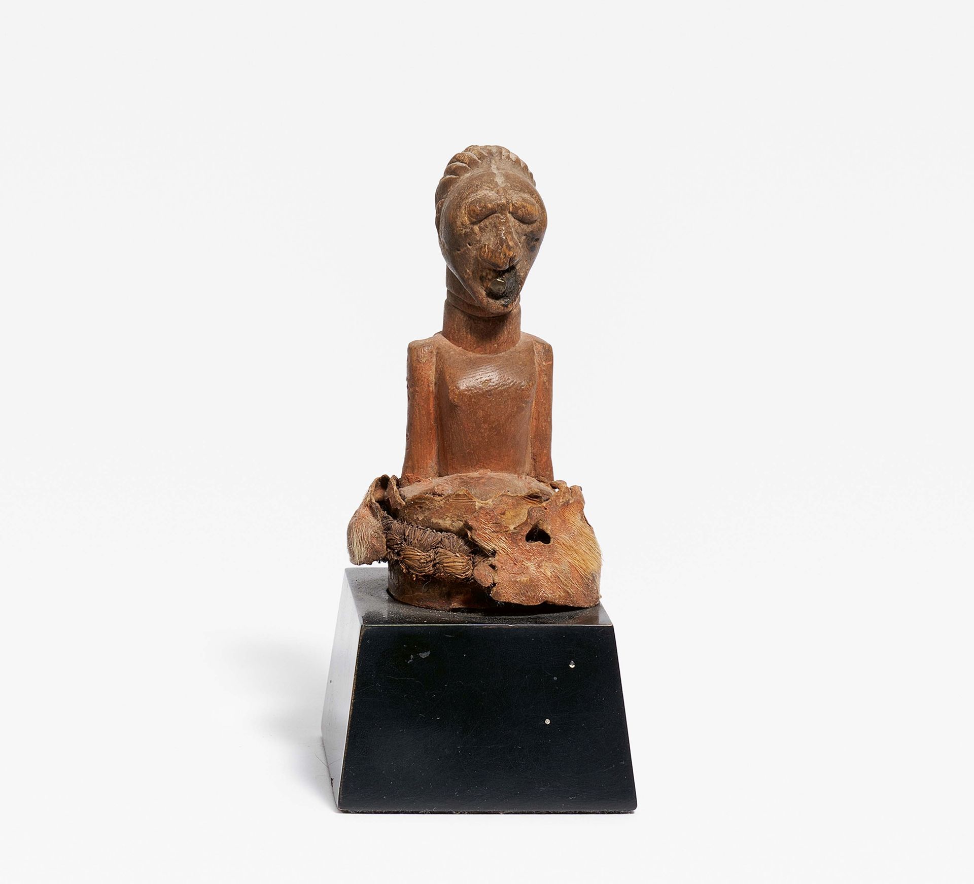 Null "NKISI "半身雕像。 

日期： 1920年。
原产地。 宋耶。刚果民主共和国。
技术。 木头，纤维，皮革，装饰钉。
尺寸 。高15厘米。
状态&hellip;