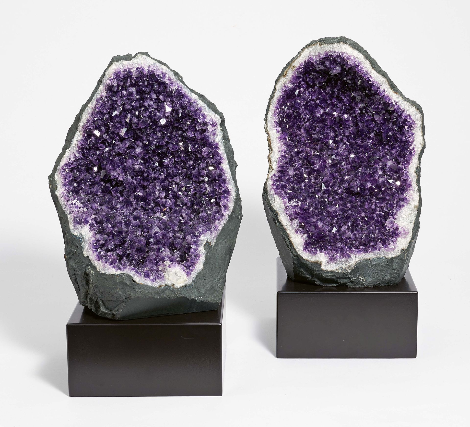 Uruguay 两块大的紫晶石。 

乌拉圭。 
技术。 每个大的切开的晶洞。一对匹配的黑色基座。
测量。 每个重量约13公斤。高34.5/33.5厘米。
状态&hellip;