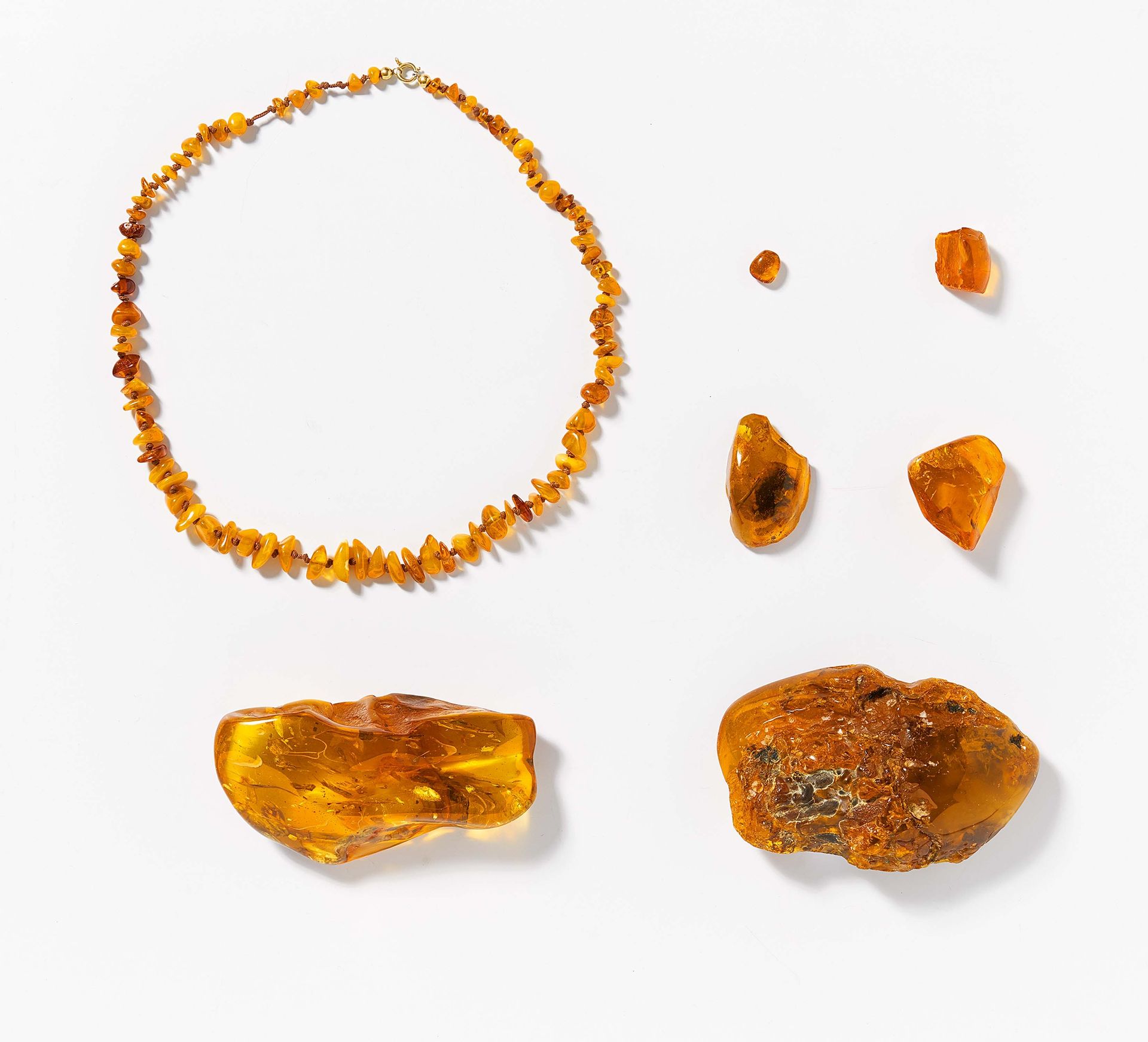 Null GROUP OF 6 INDIVIDUAL AMBERS AND AN AMBER CHAIN. 

Technique: Weight: ca. 1&hellip;