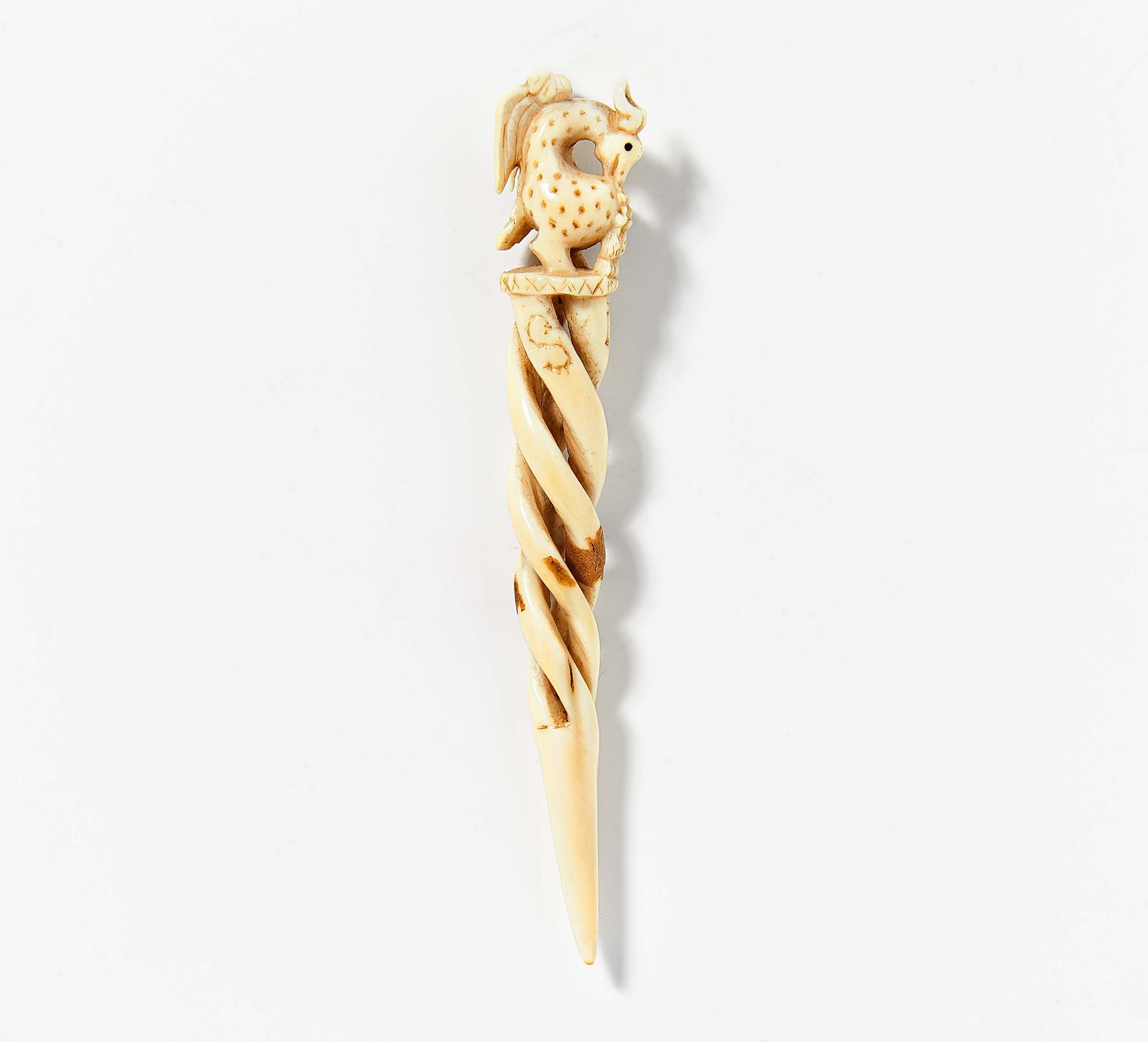 Null JEWELRY OR HAIRPIN WITH FIGURATIVE DECORATION. 

Technique: Leg carved. 
De&hellip;