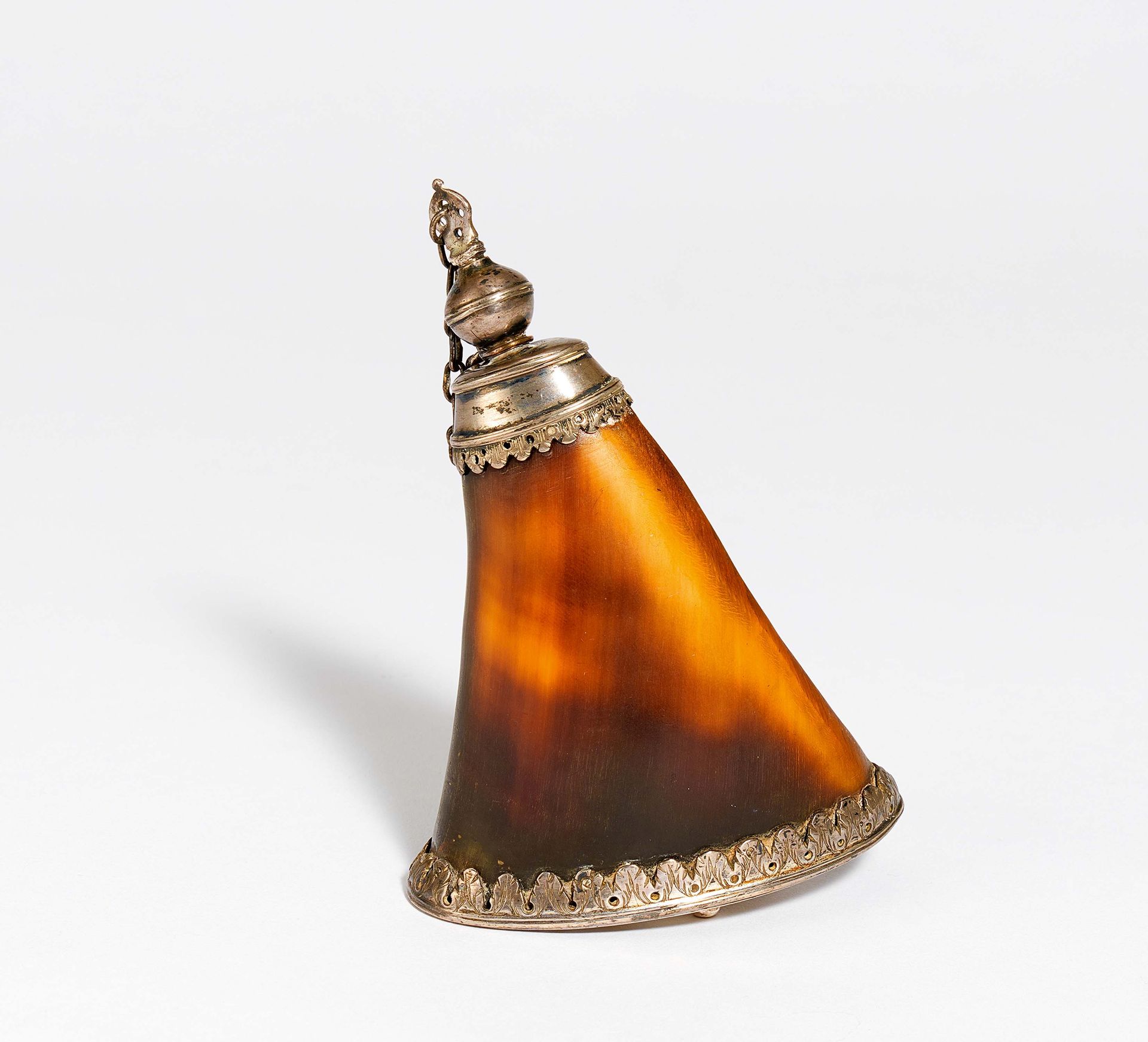 Null SMALL POWDER FLASK WITH SILVER MOUNTING. 

Date: 18th/19th century. 
Techni&hellip;