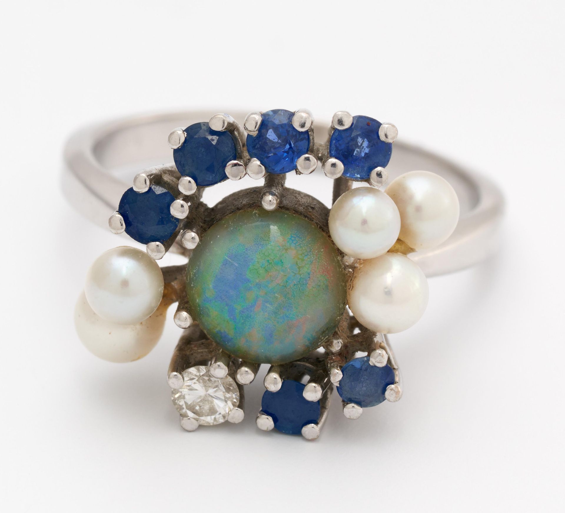 Null 蛋白石蓝宝石珍珠戒指。 

材质： 585/-白金，印记。
总重量： 约6.0克。
EU-RM: 53.
钻石 : 1颗小型明亮型。
宝石： 6颗小的&hellip;