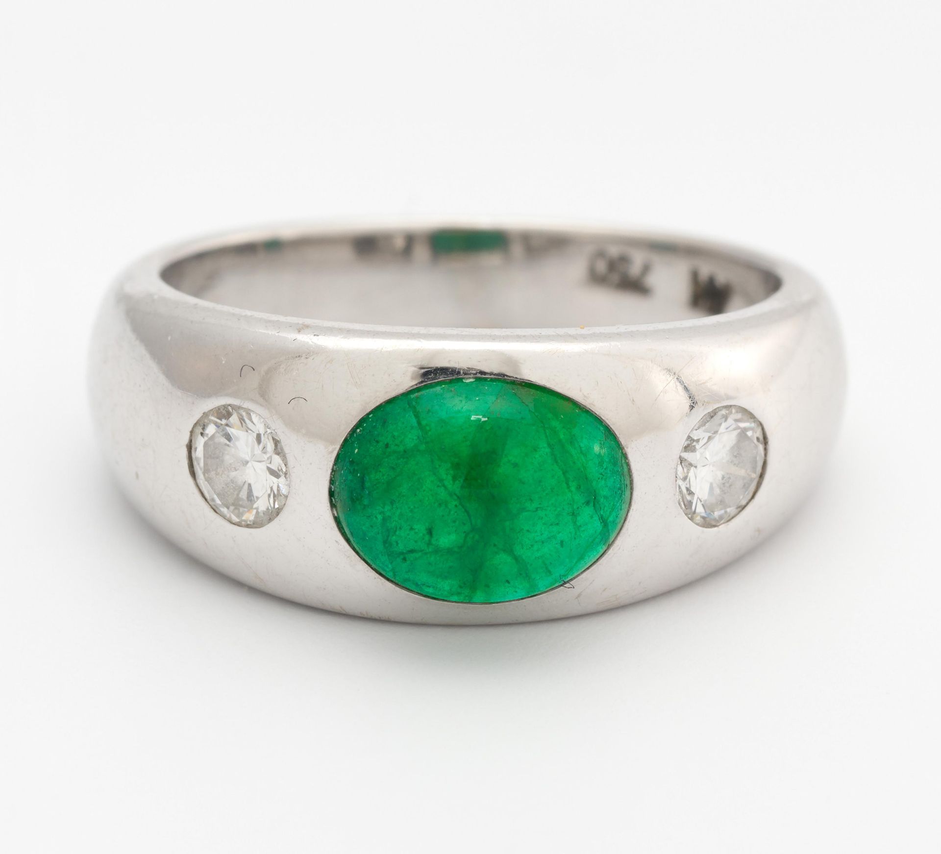 Null 祖母绿钻石戒指。 

材质： 750/-白金，印记。
总重量： 约6.5g。
EU-RM: 47.
钻石: 2颗明亮的钻石，直径约3,0毫米，质量很好&hellip;