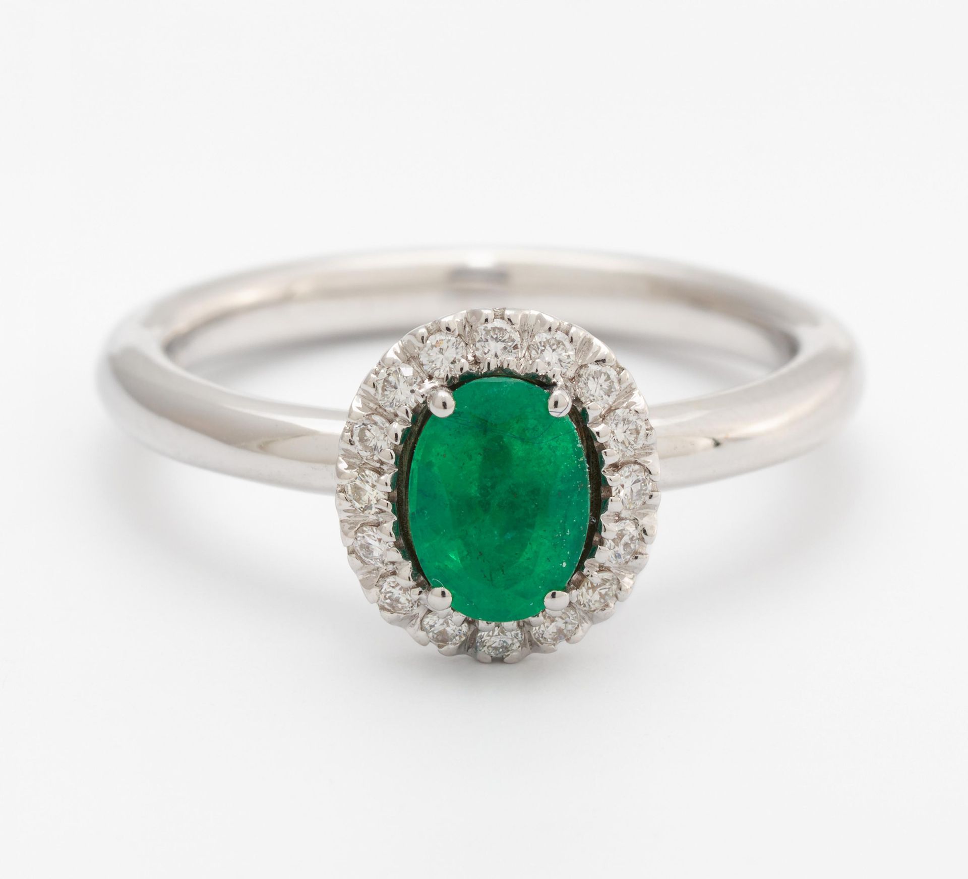 Null 祖母绿钻石戒指。 

材质： 750/-白金，印记。
总重量： 约4.6克。
EU-RM: 53,5.
钻石: 16颗光彩夺目的钻石，共约0,16克拉&hellip;