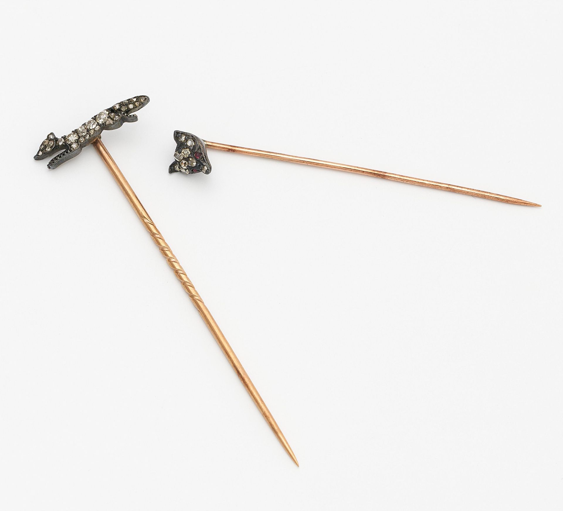 Null CONVOLUTE: TWO CRAWATTEN NEEDLES. 

Material: 333/- rose gold, silver black&hellip;
