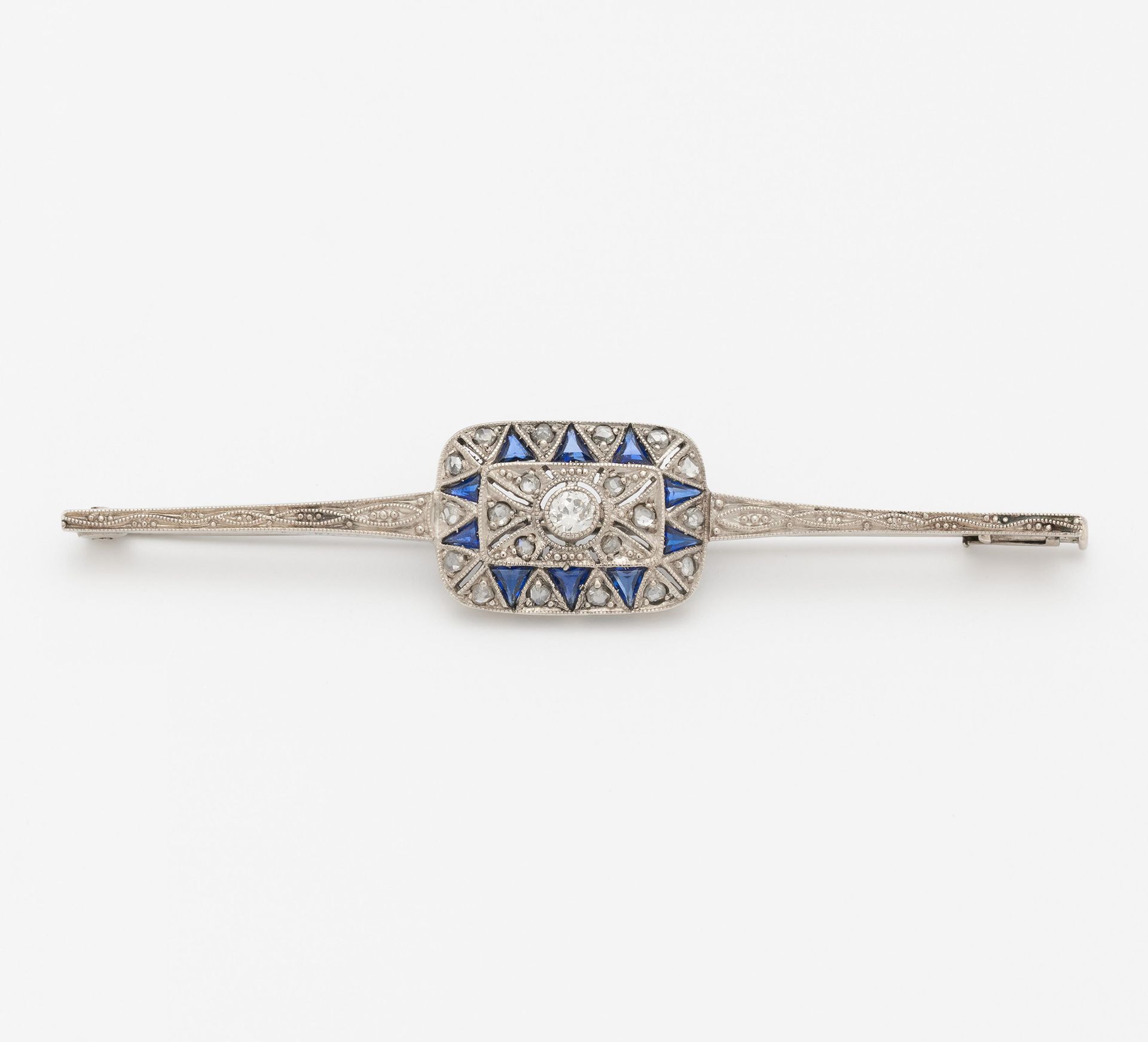 Null 蓝宝石钻石胸针。 

原产地： 德国。
日期： 约1925年。
材质： 750/-白金，经测试。
总重量： 约3.8克。
尺寸： 长6.1厘米。
钻石&hellip;