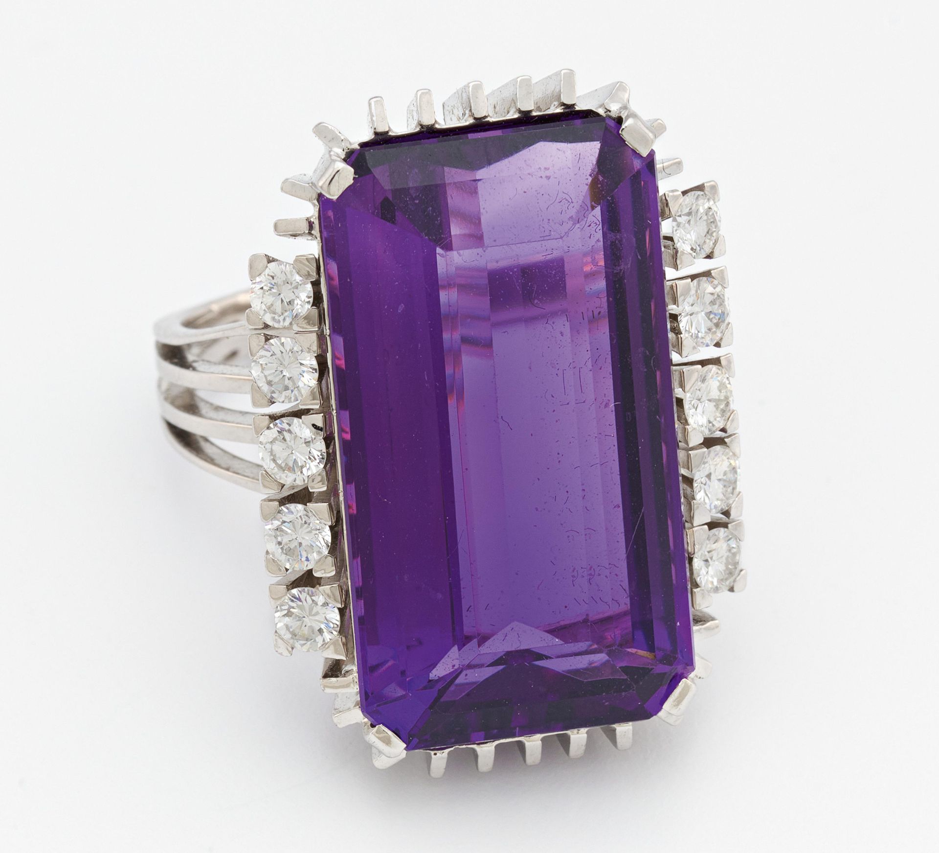 Null 紫水晶钻石戒指。 

原产地： 德国。
材料： 750/-白金，经过测试。
总重量： 约11.0克。
EU-RM: 53,5.
钻石: 10颗明亮式切&hellip;