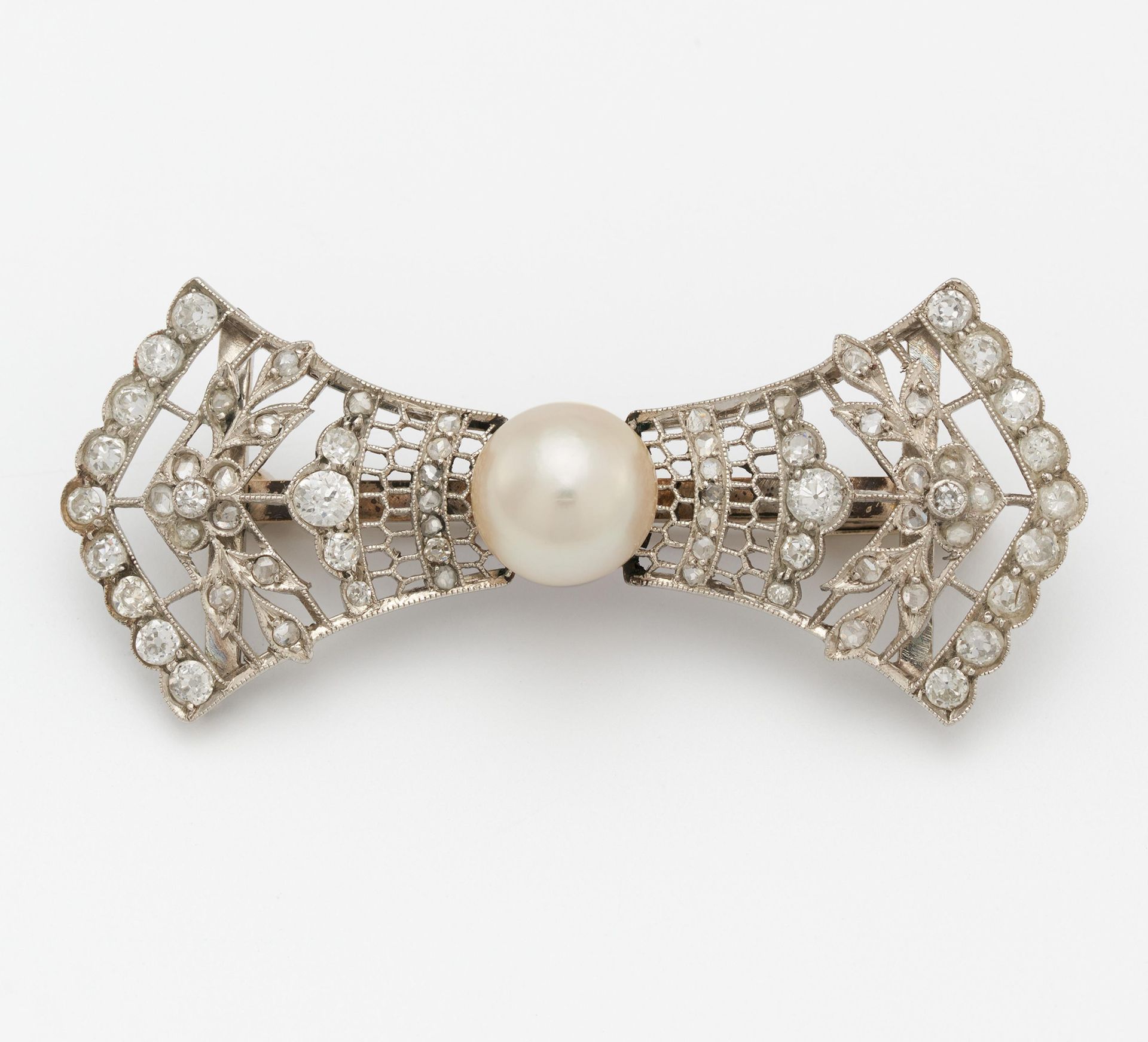 Null PEARL DIAMOND BROOCH. 

 Date: circa 1920. 
Material: platinum, tested, 585&hellip;