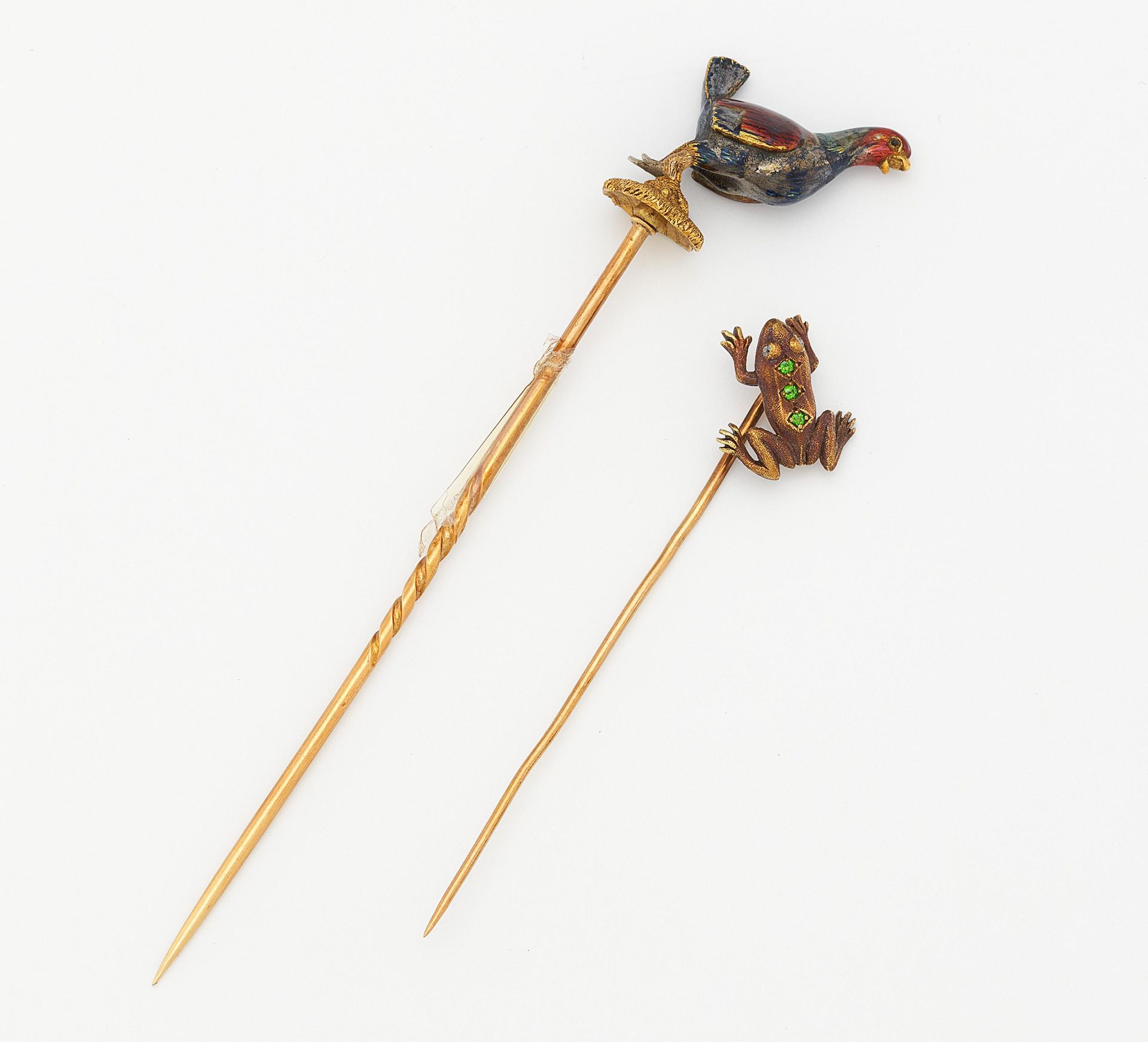 Null CONVOLUTE: TWO CRAWATTEN NEEDLES. 

Material: 750/-, 585/- yellow gold, ena&hellip;