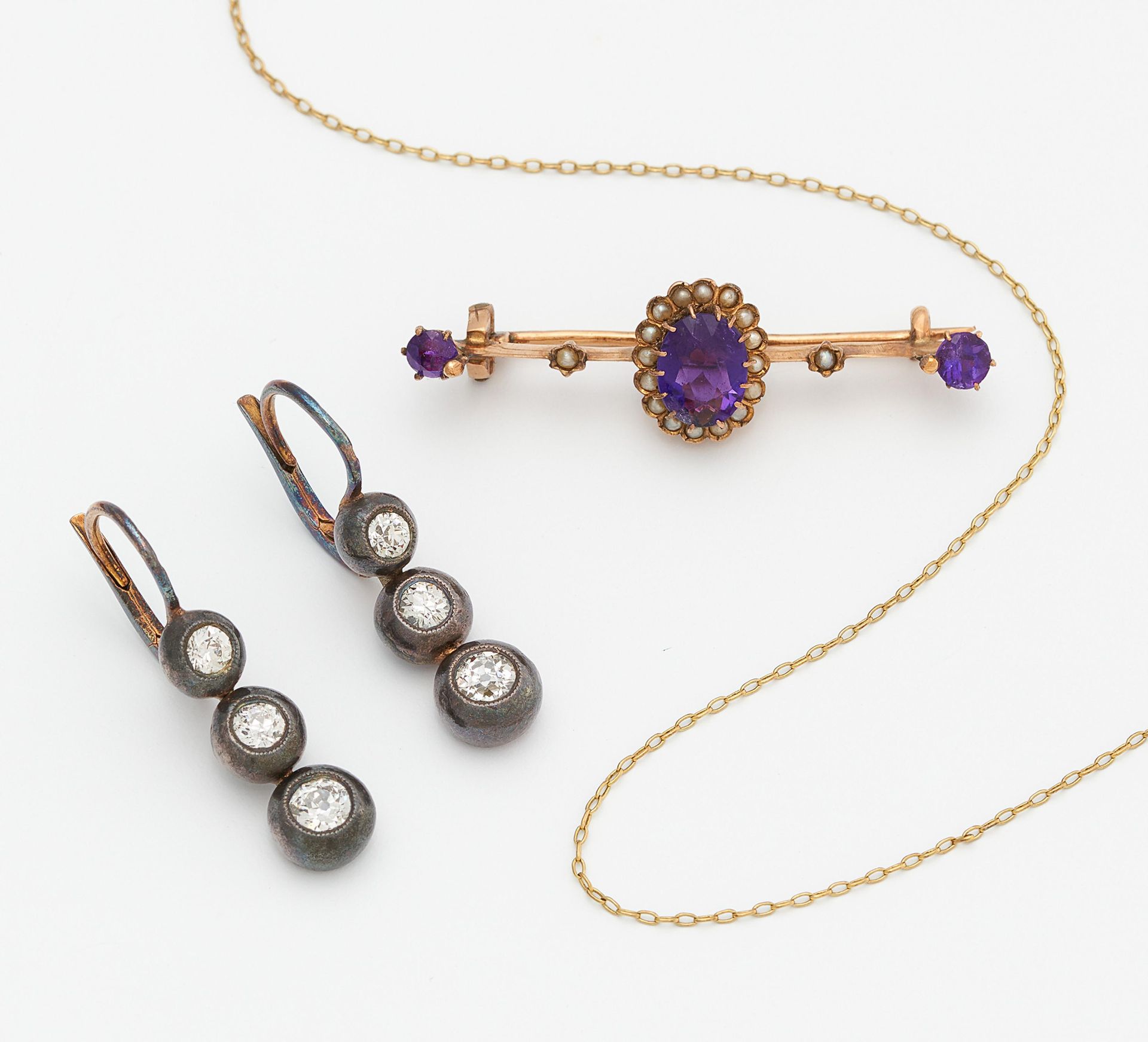 Null 逶迤：历史上的紫晶针和钻石耳饰。 

材质： 375/-黄金，印记，银，印记。
总重量： 约6.0克。
尺寸： 针3.3厘米，耳饰2.5厘米。
钻石：&hellip;