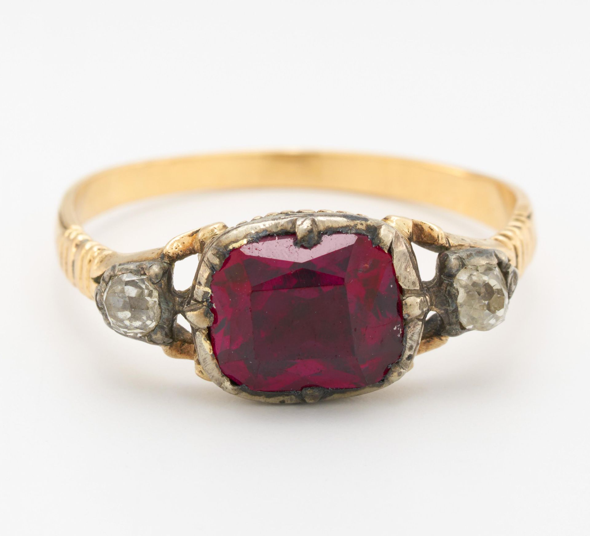 Null GARNET DIAMOND RING. 

 Material: 585/- yellow gold, tested. 
Total weight:&hellip;